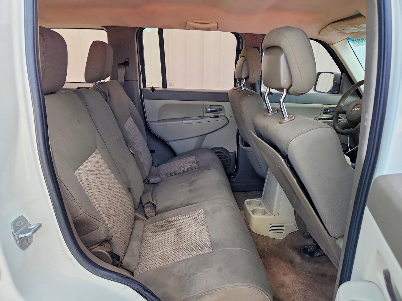 2010 Jeep Liberty Sport White vin: 1J4PP2GK6AW106376