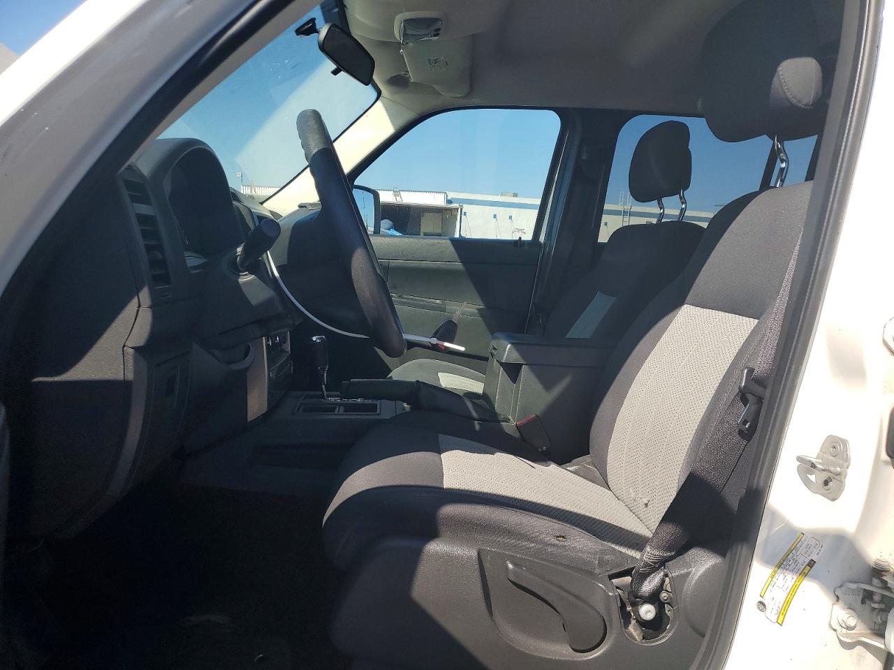 2010 Jeep Liberty Sport White vin: 1J4PP2GK7AW107407