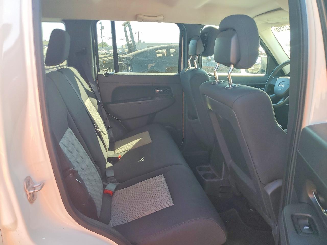 2010 Jeep Liberty Sport White vin: 1J4PP2GK7AW107407