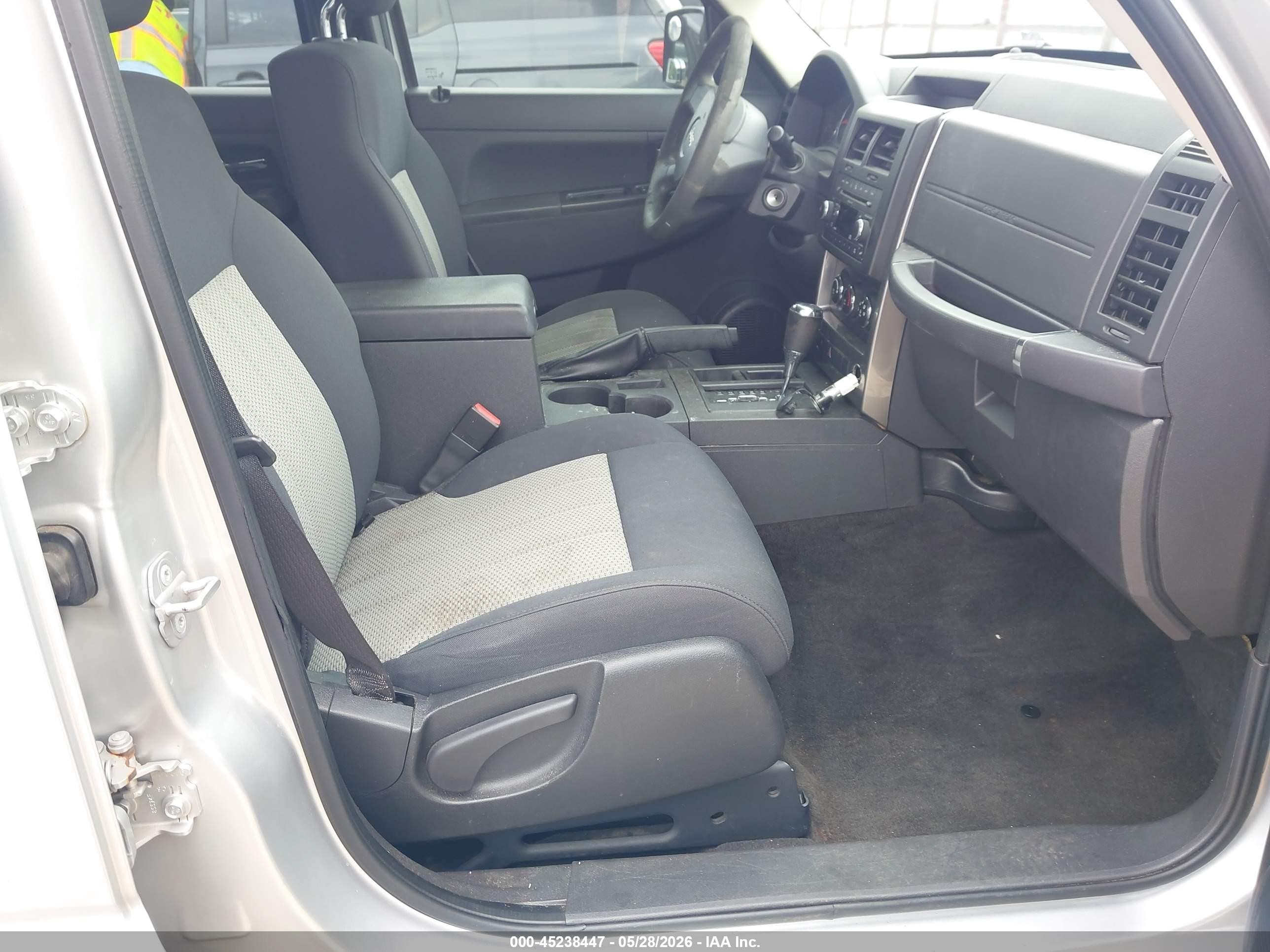 2010 Jeep Liberty Sport Серебряный vin: 1J4PP2GK7AW133991