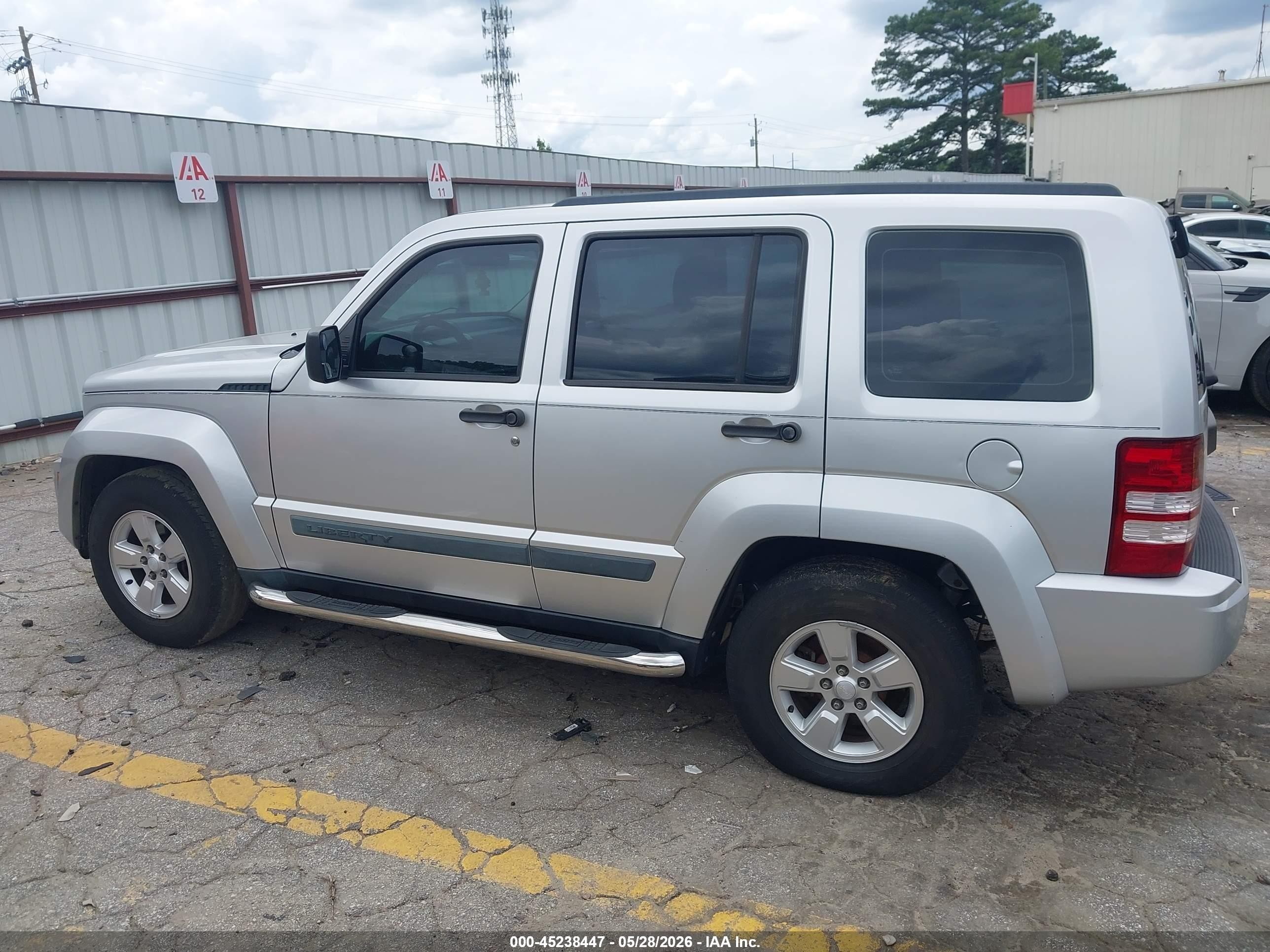 2010 Jeep Liberty Sport Серебряный vin: 1J4PP2GK7AW133991