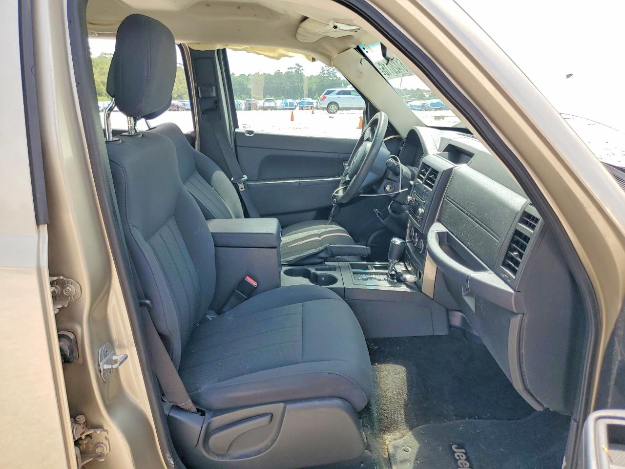 2011 Jeep Liberty Sport Beige vin: 1J4PP2GK7BW569693