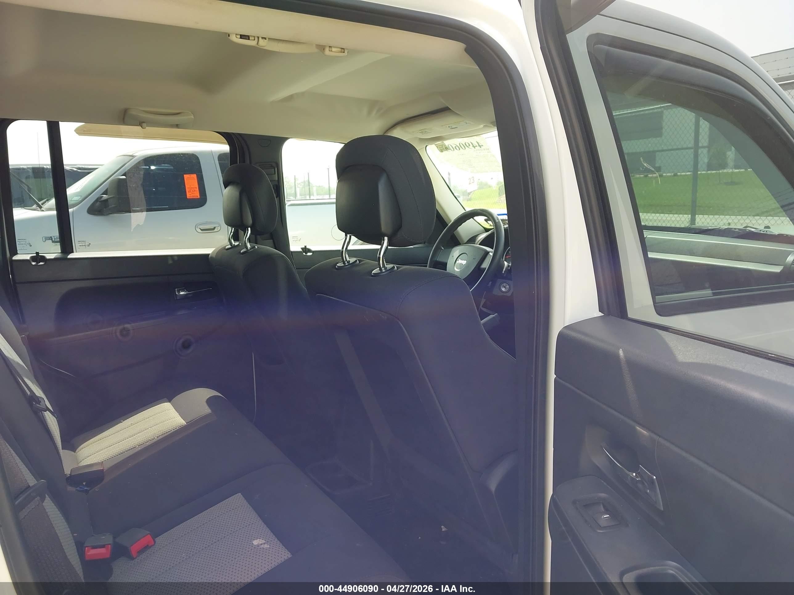 2010 Jeep Liberty Sport White vin: 1J4PP2GKXAW181209
