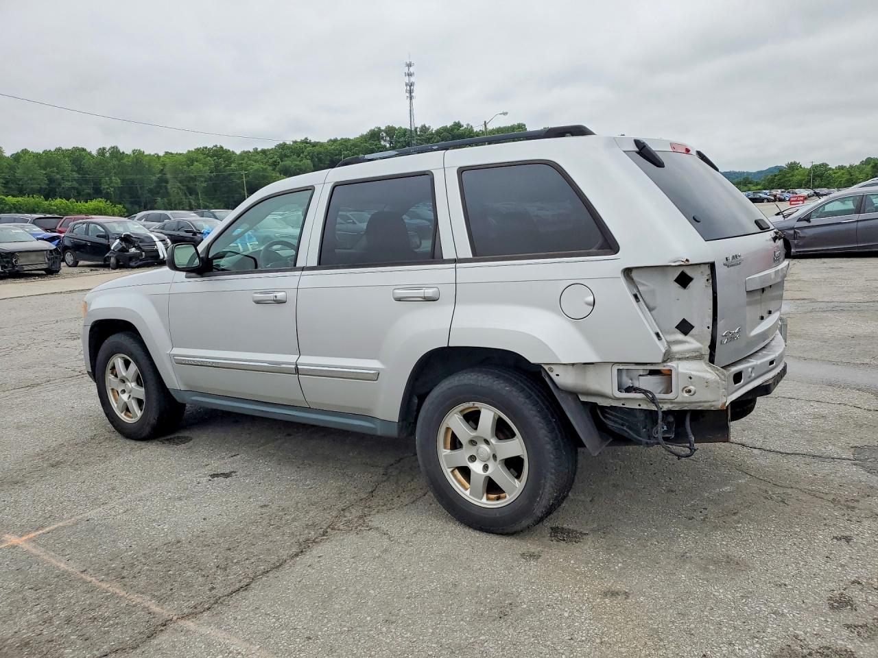 2010 Jeep Grand Cherokee Laredo Серебряный vin: 1J4PR4GK2AC102123