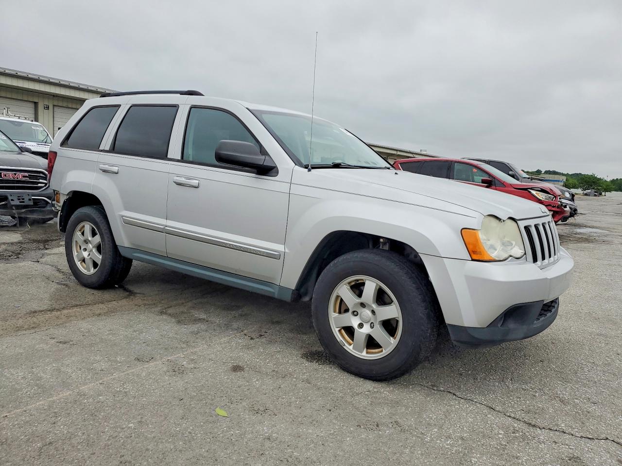 2010 Jeep Grand Cherokee Laredo Серебряный vin: 1J4PR4GK2AC102123