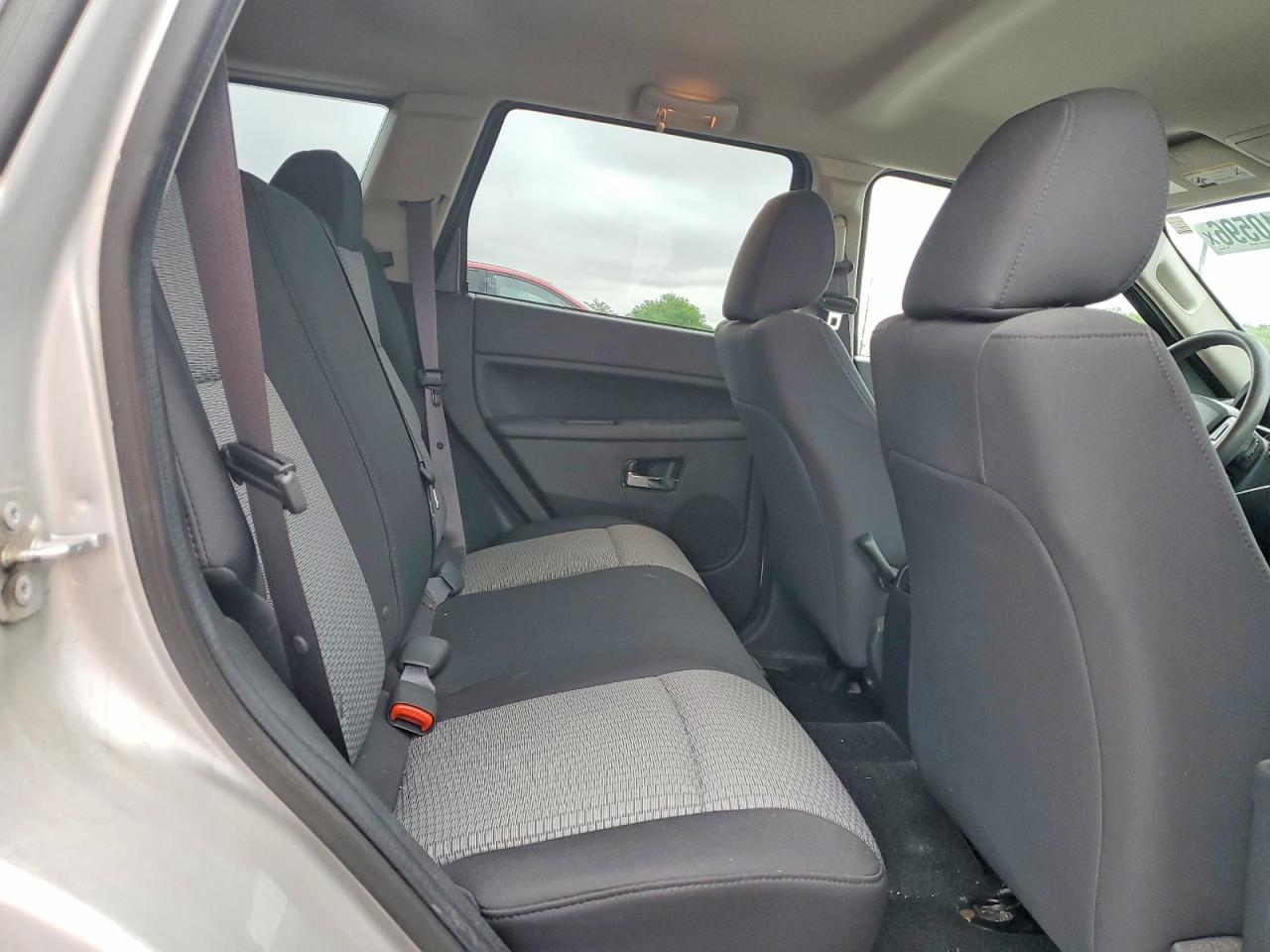2010 Jeep Grand Cherokee Laredo Серебряный vin: 1J4PR4GK2AC102123