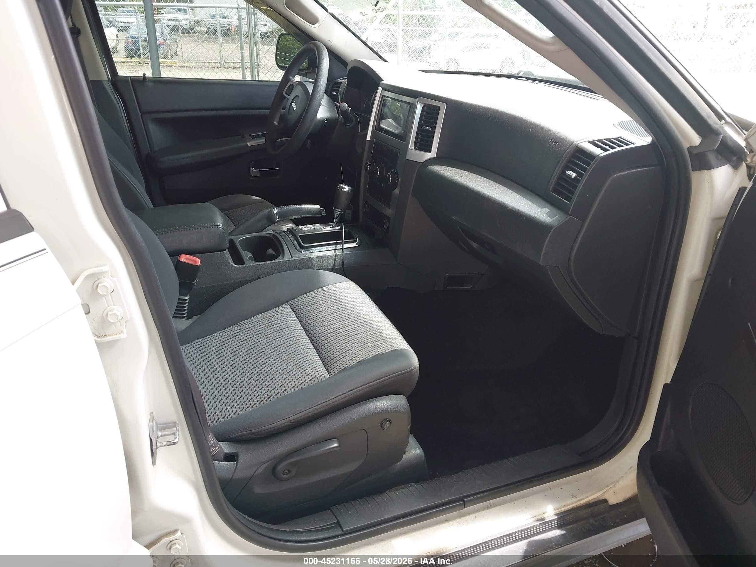 2010 Jeep Grand Cherokee Laredo White vin: 1J4PR4GK2AC114319
