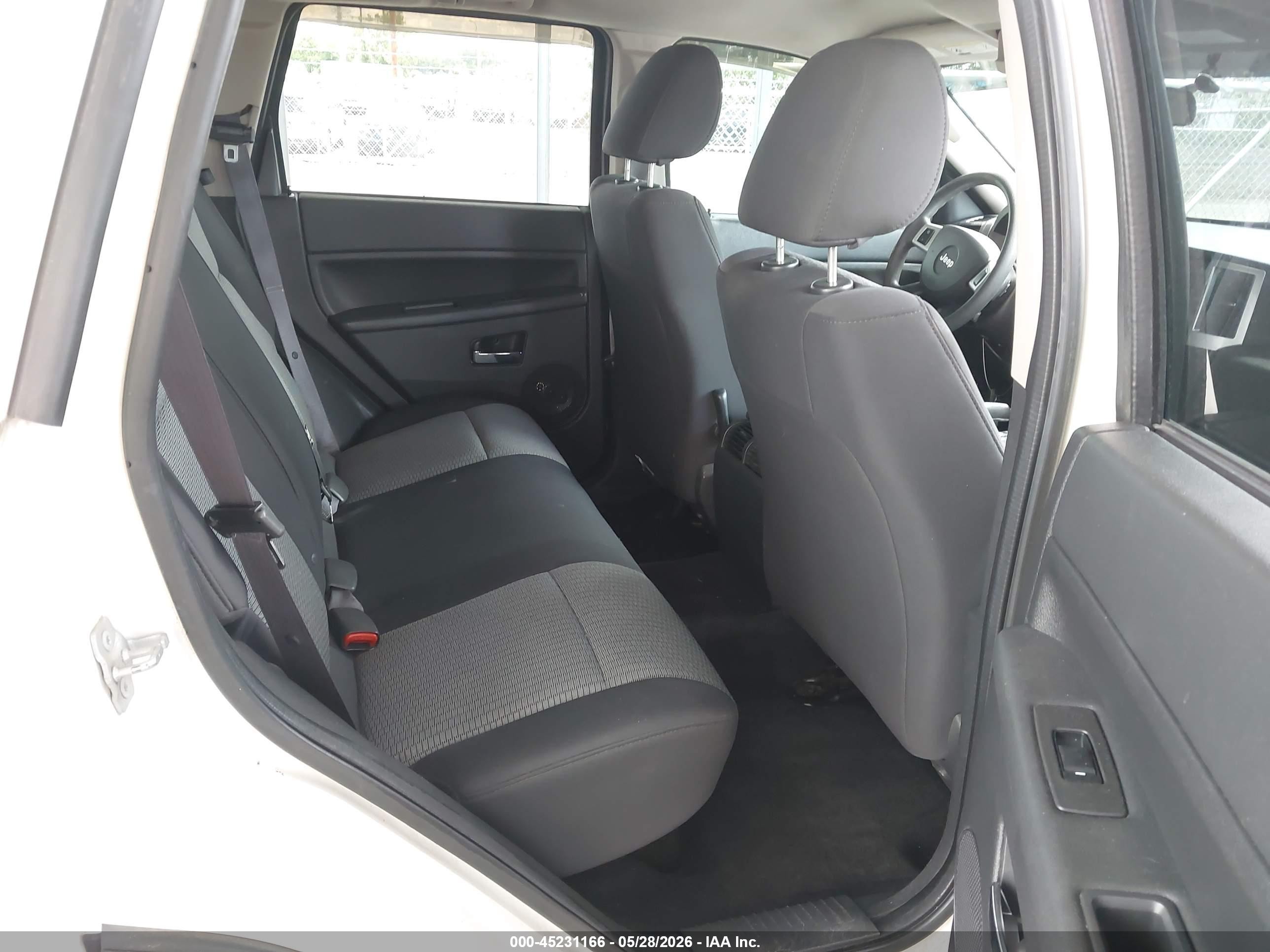 2010 Jeep Grand Cherokee Laredo White vin: 1J4PR4GK2AC114319