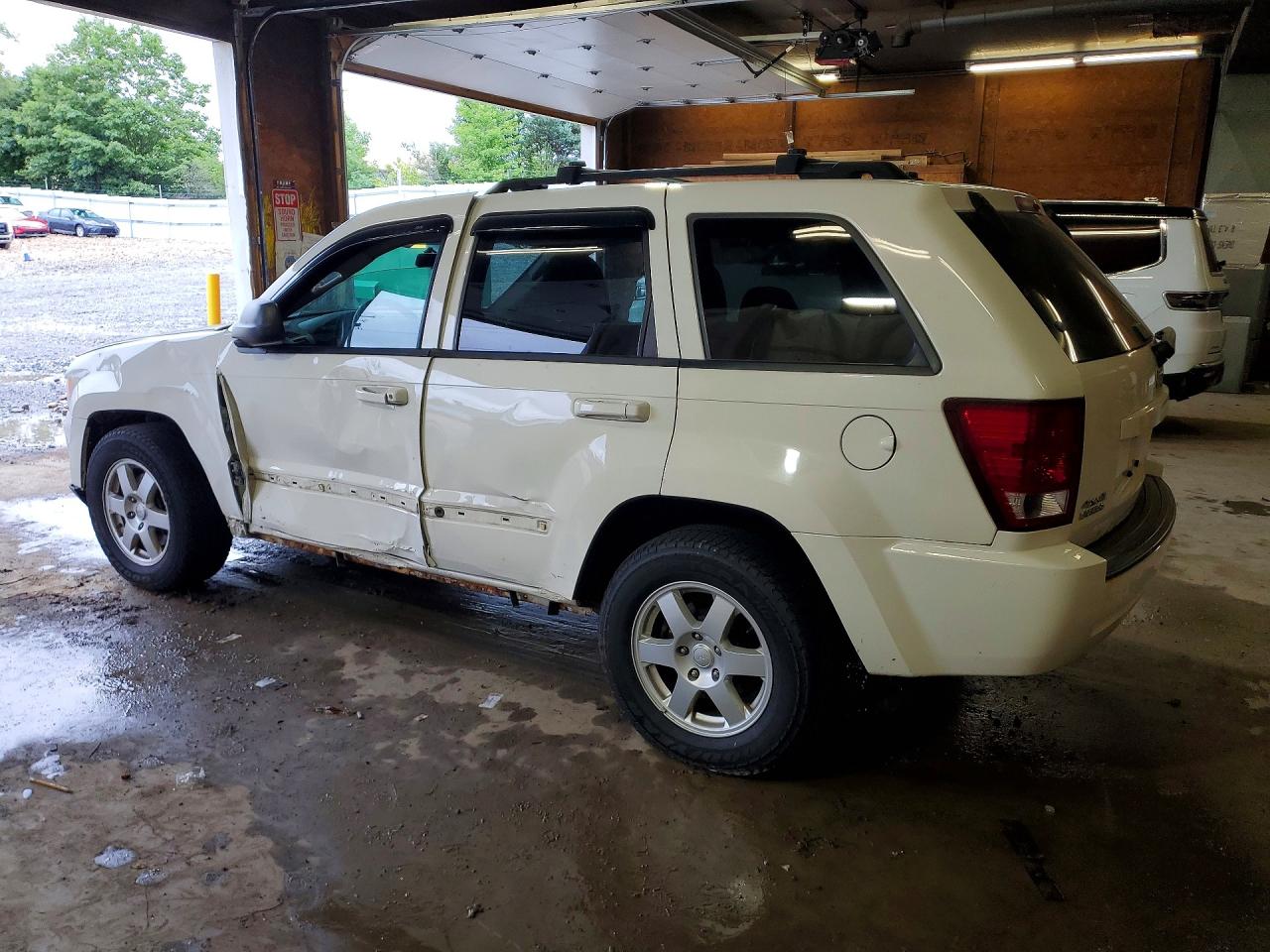 2010 Jeep Grand Cherokee Laredo White vin: 1J4PR4GK3AC111087