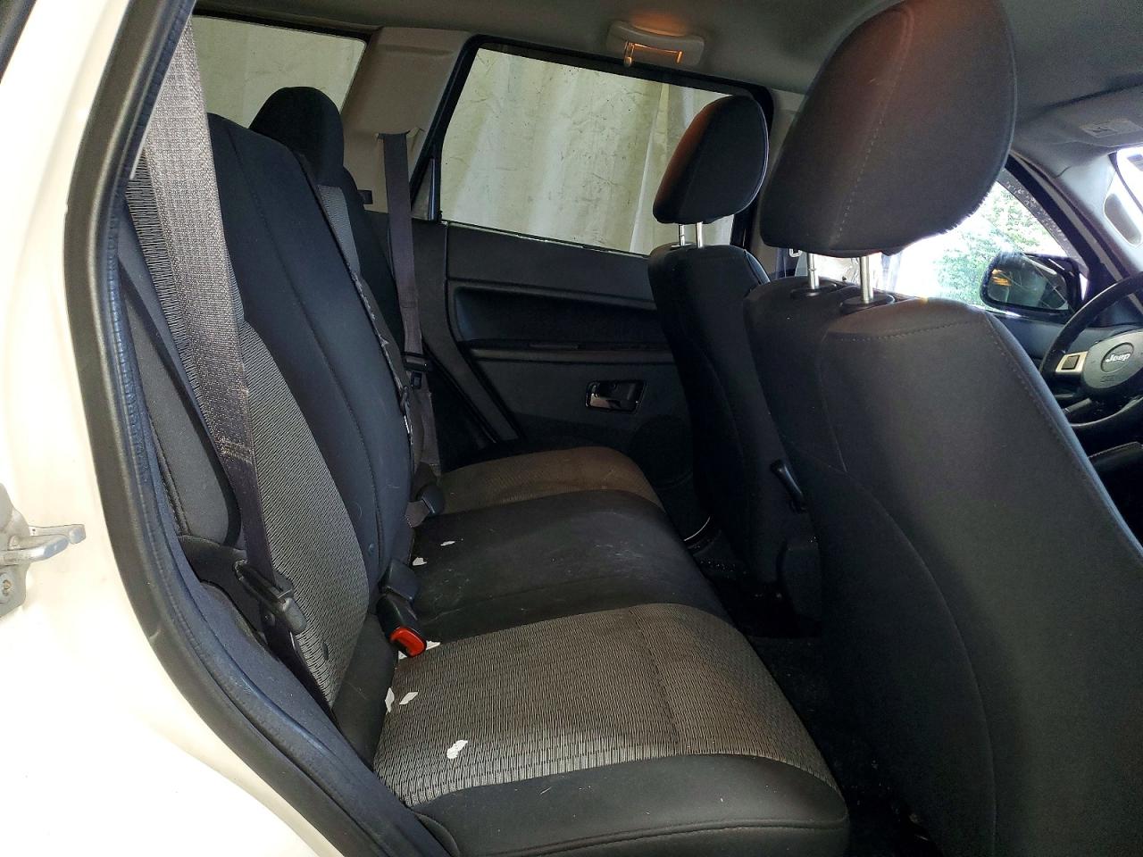 2010 Jeep Grand Cherokee Laredo White vin: 1J4PR4GK3AC111087