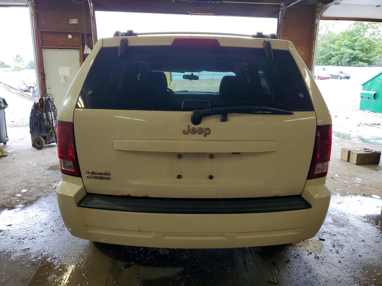 2010 Jeep Grand Cherokee Laredo White vin: 1J4PR4GK3AC111087