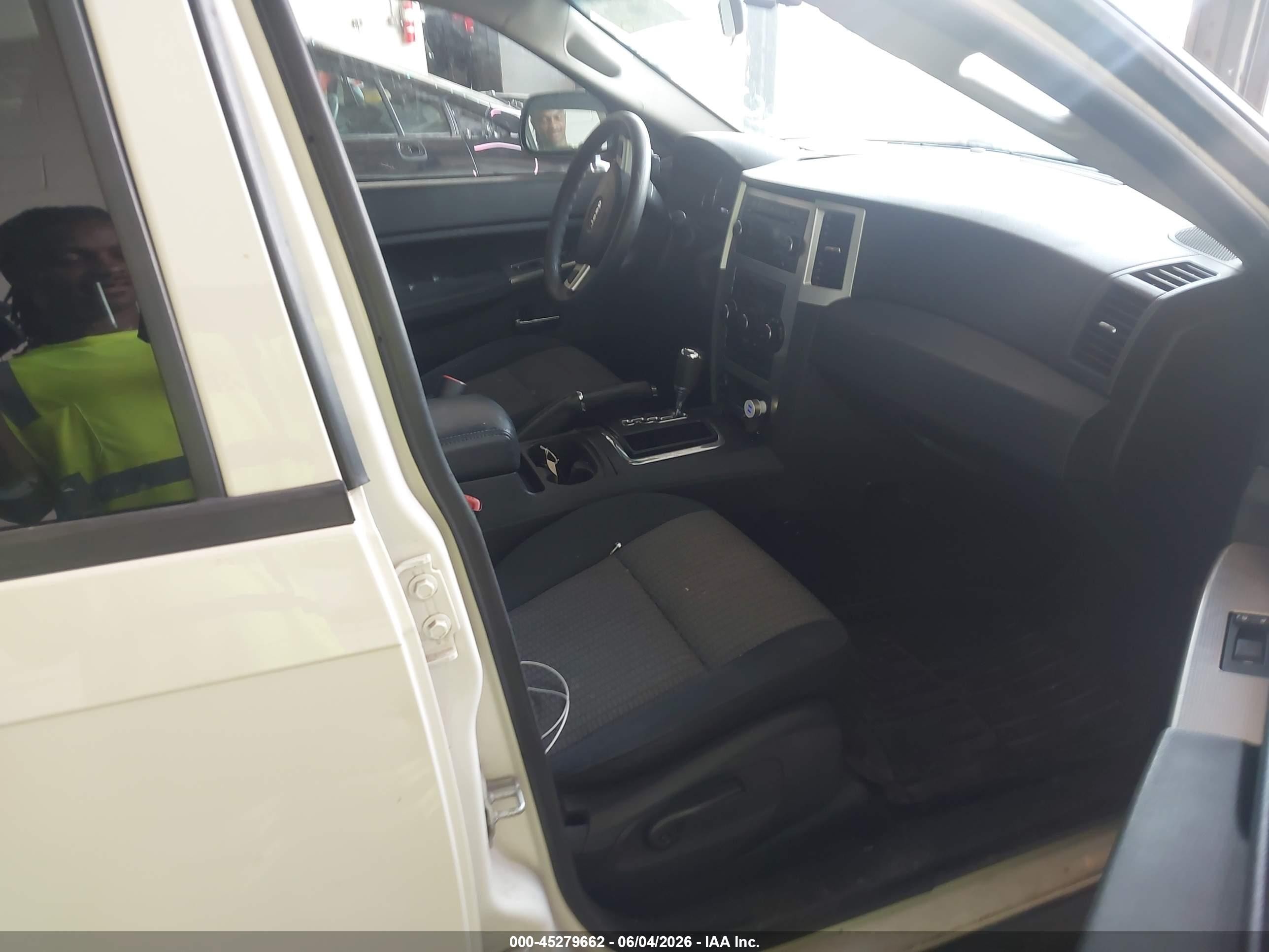 2010 Jeep Grand Cherokee Laredo White vin: 1J4PR4GK3AC160533