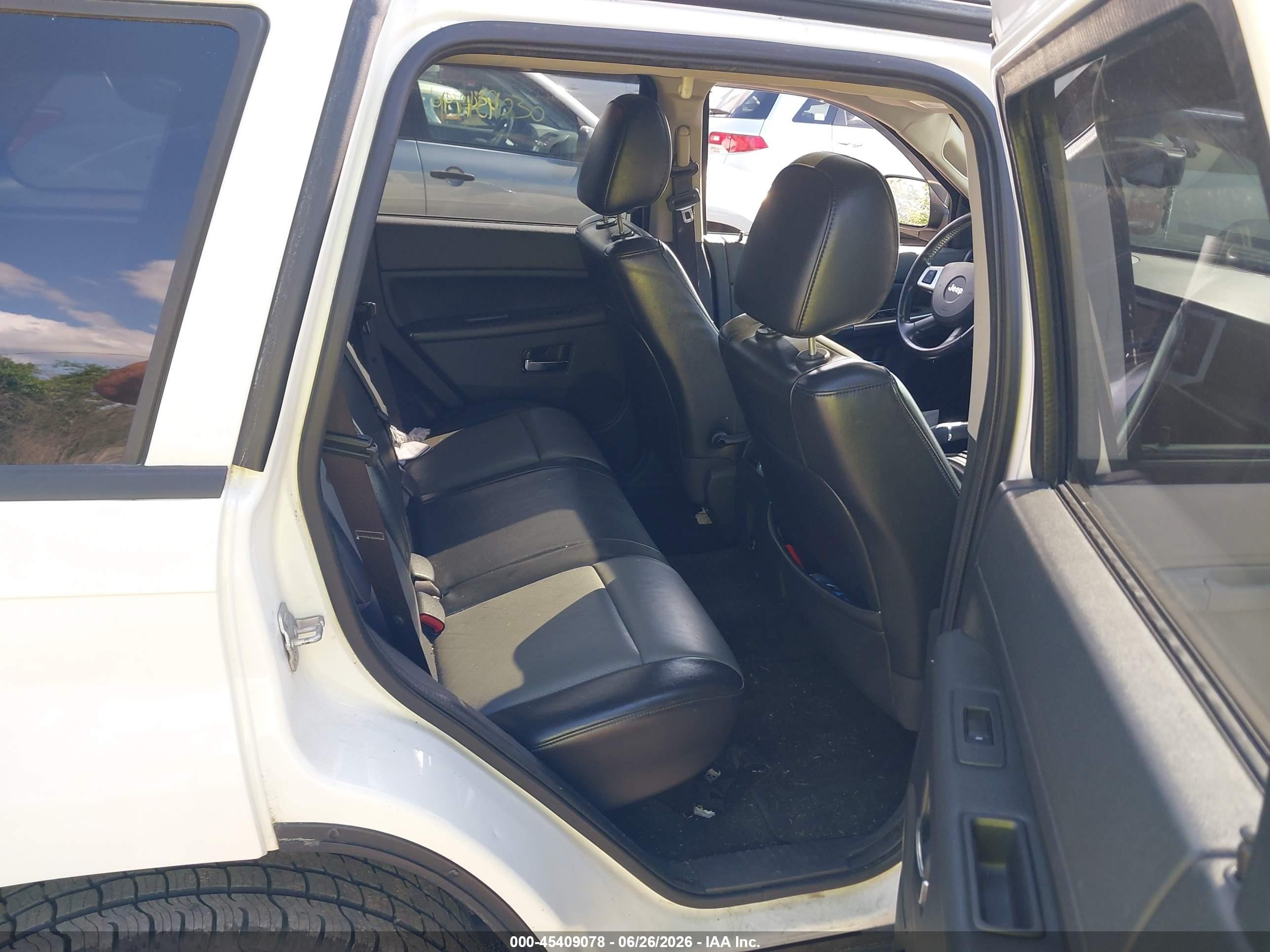 2010 Jeep Grand Cherokee Laredo White vin: 1J4PR4GK5AC143099