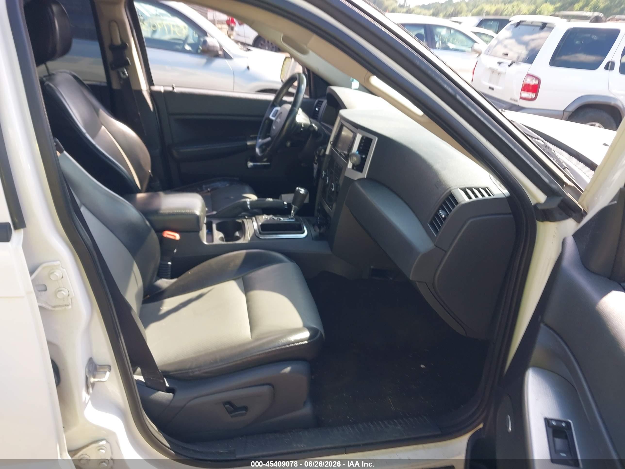 2010 Jeep Grand Cherokee Laredo White vin: 1J4PR4GK5AC143099