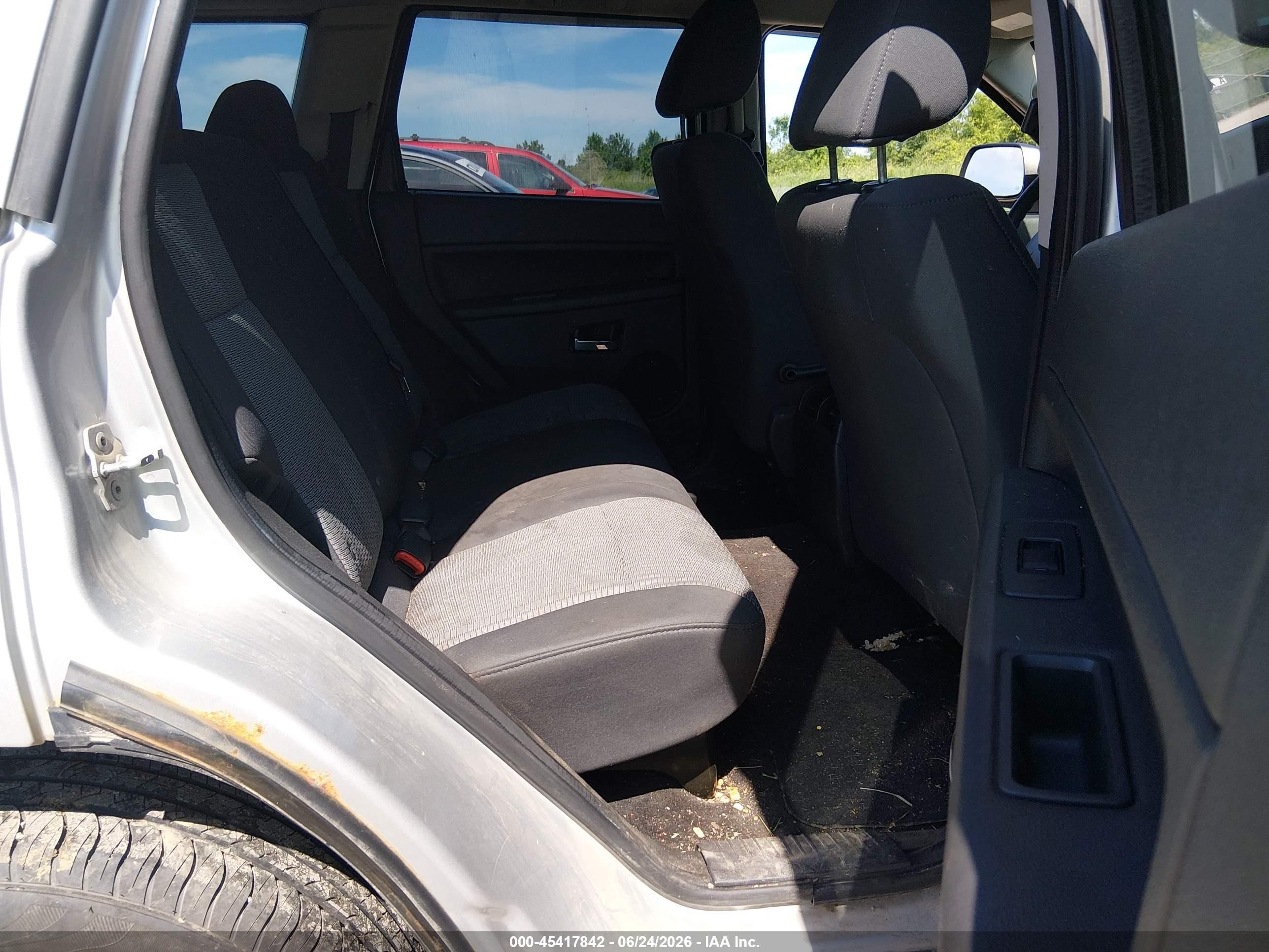 2010 Jeep Grand Cherokee Laredo Silver vin: 1J4PR4GK6AC125582