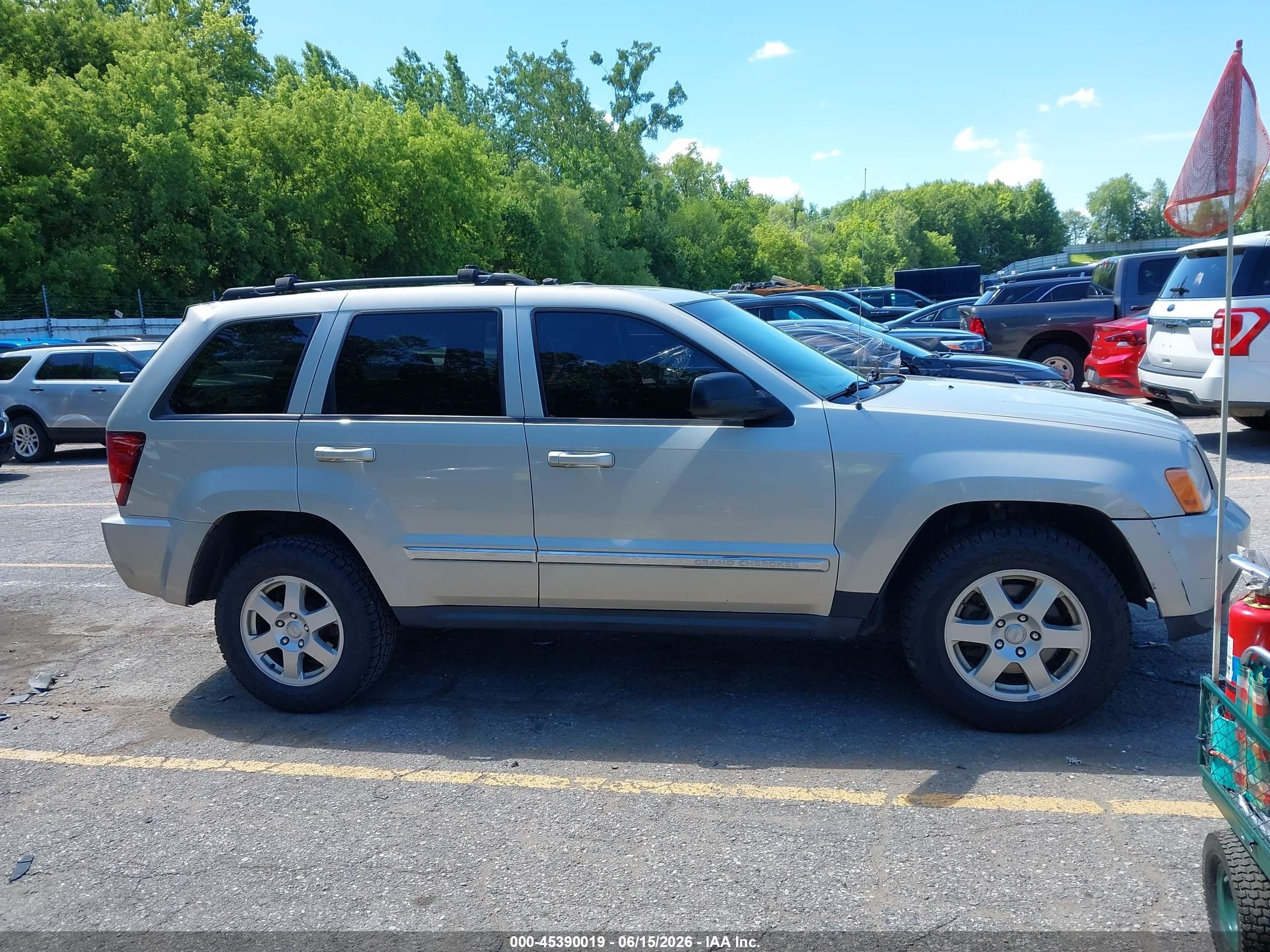 2010 Jeep Grand Cherokee Laredo Silver vin: 1J4PR4GK7AC105292