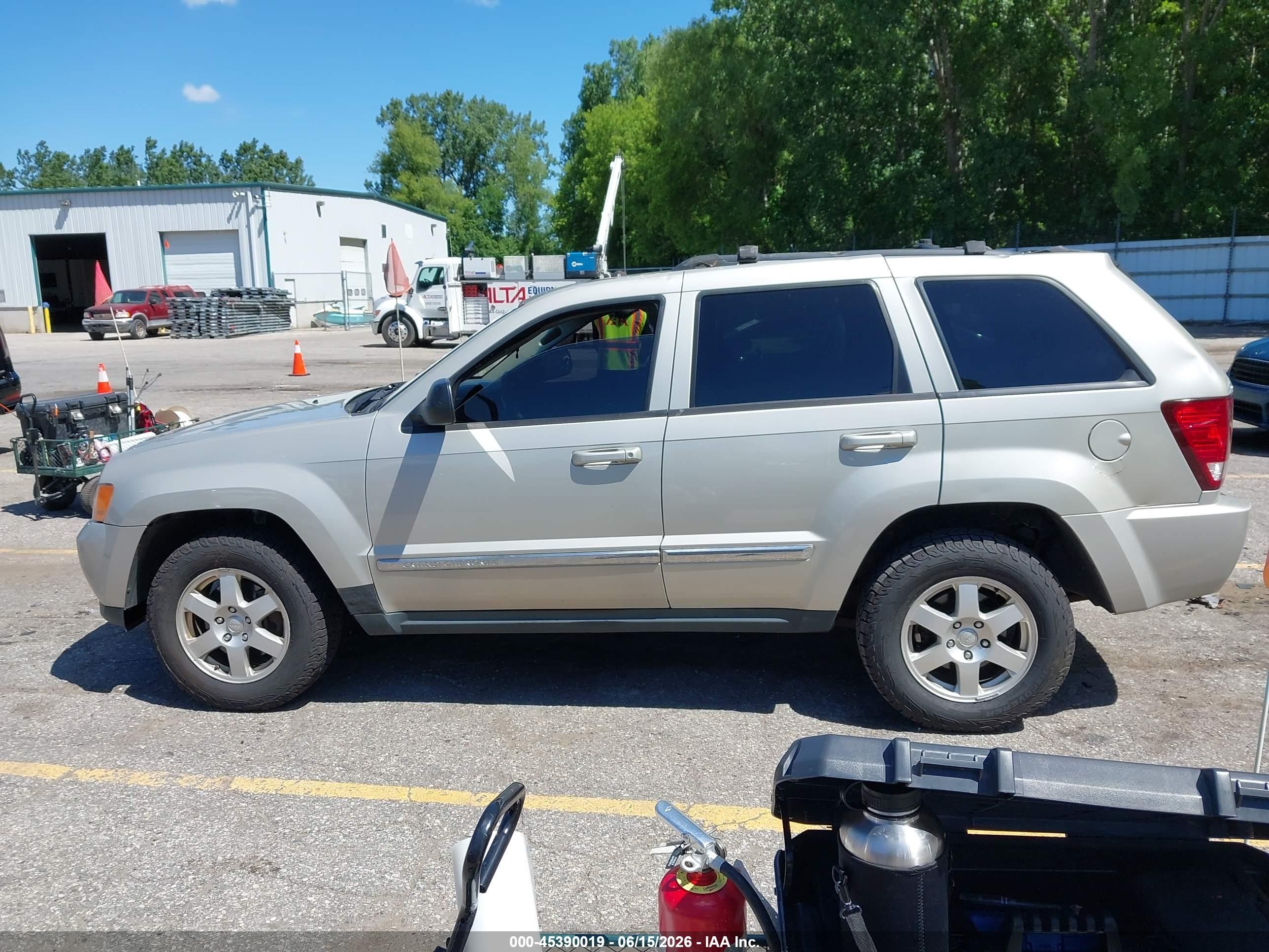 2010 Jeep Grand Cherokee Laredo Silver vin: 1J4PR4GK7AC105292