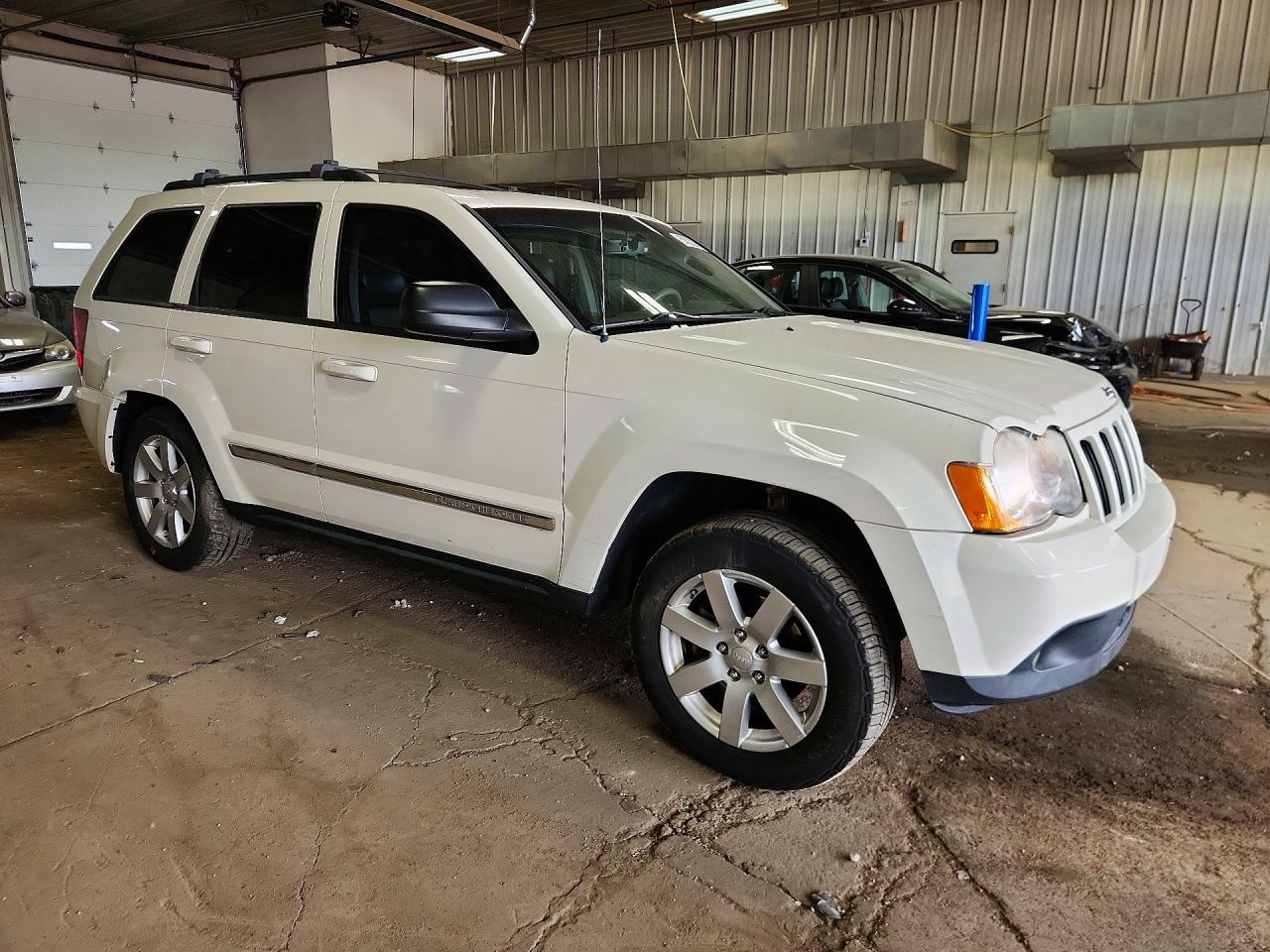 2010 Jeep Grand Cherokee Laredo White vin: 1J4PR4GK7AC143928