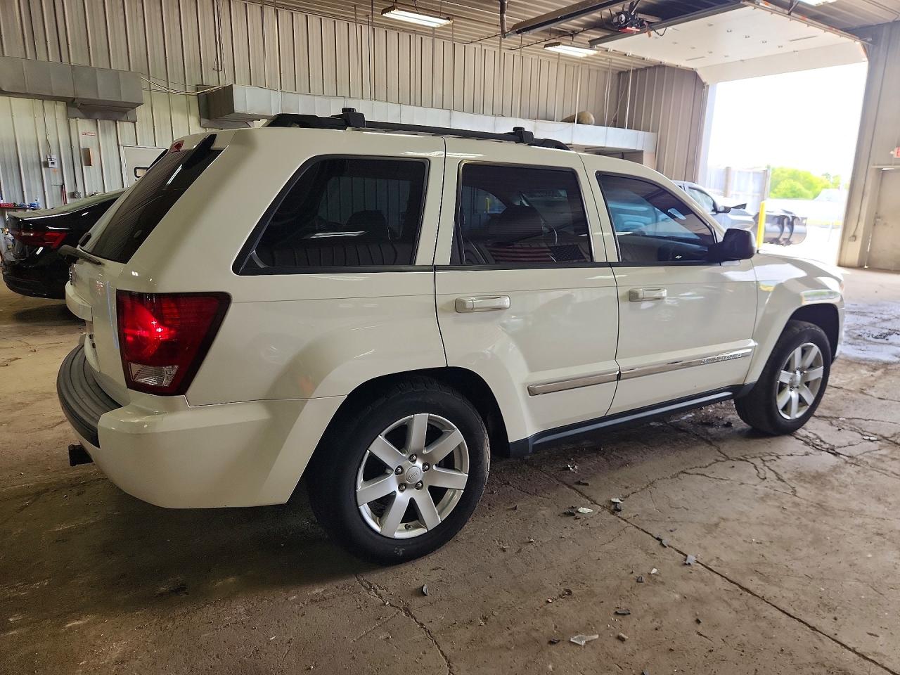 2010 Jeep Grand Cherokee Laredo White vin: 1J4PR4GK7AC143928
