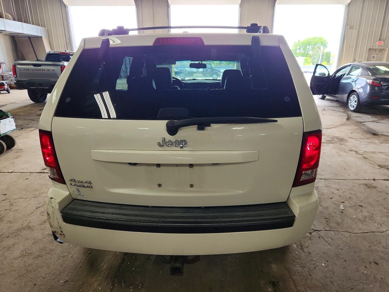 2010 Jeep Grand Cherokee Laredo White vin: 1J4PR4GK7AC143928