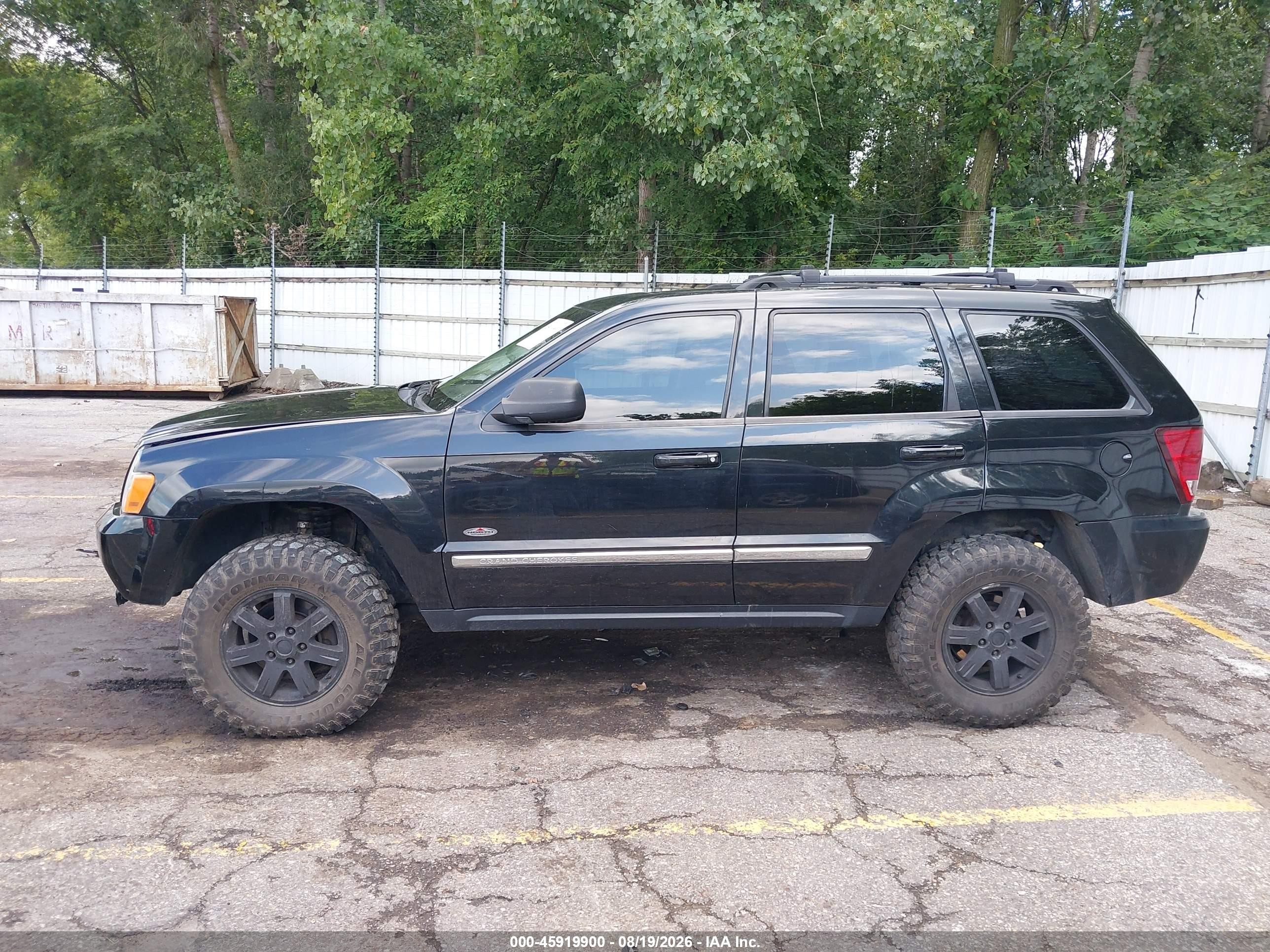 2010 Jeep Grand Cherokee Laredo Черный vin: 1J4PR4GK9AC115953