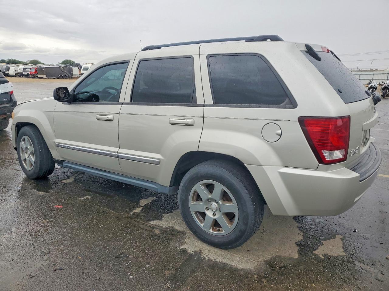 2010 Jeep Grand Cherokee Laredo Желто-коричневый vin: 1J4PR4GKXAC130753