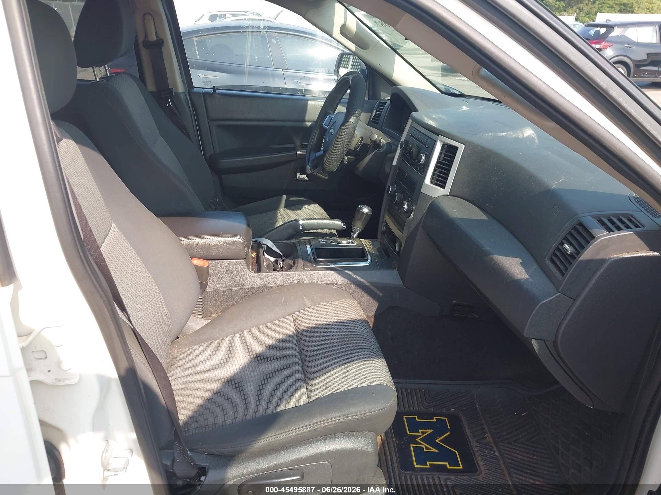 2010 Jeep Grand Cherokee Laredo Белый vin: 1J4PS4GK1AC156422