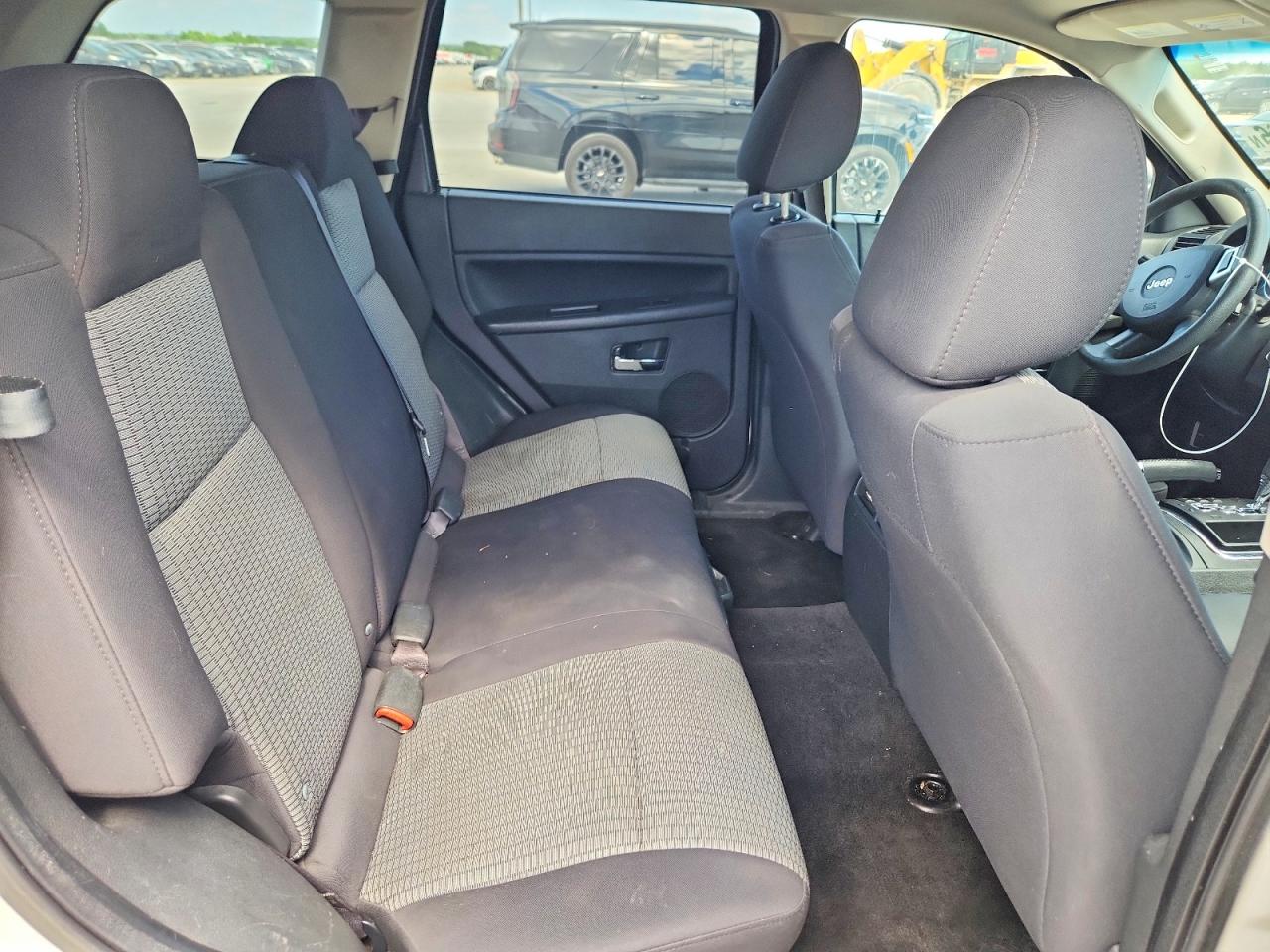 2010 Jeep Grand Cherokee Laredo Белый vin: 1J4PS4GK3AC106766