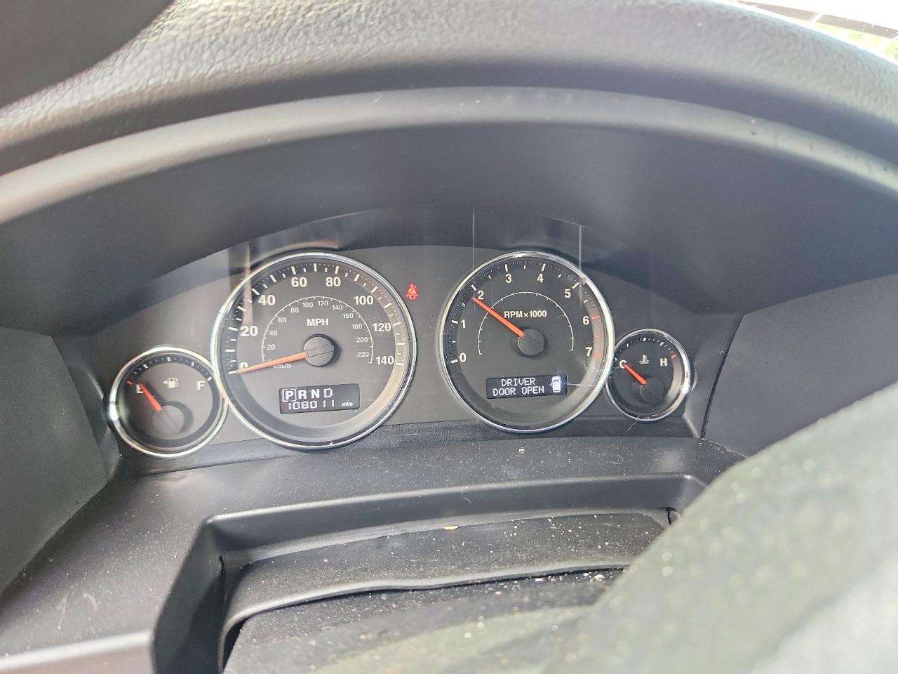 2010 Jeep Commander Sport Burgundy vin: 1J4RG4GK2AC131569