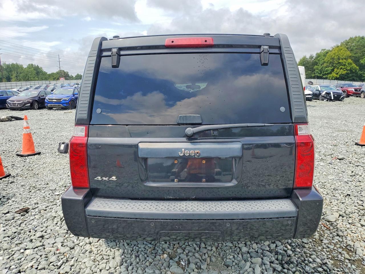 2010 Jeep Commander Sport White vin: 1J4RG4GK4AC137163