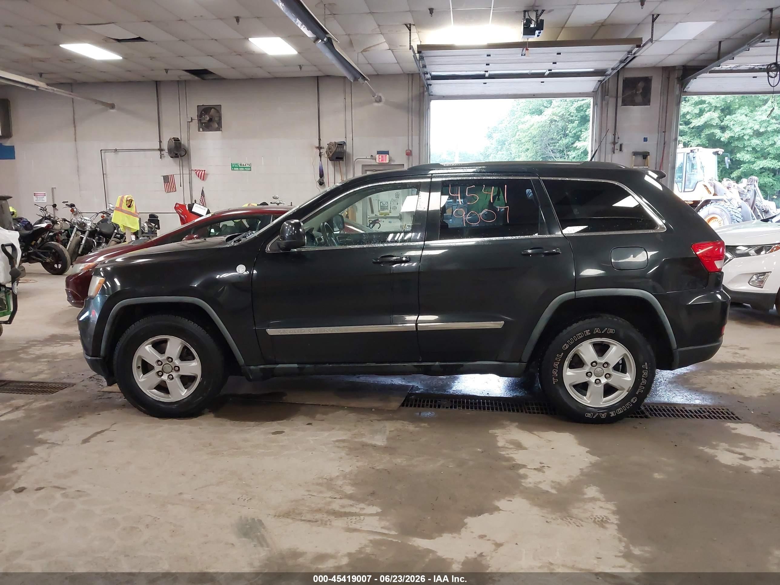 2011 Jeep Grand Cherokee Laredo Black vin: 1J4RR4GG0BC535381