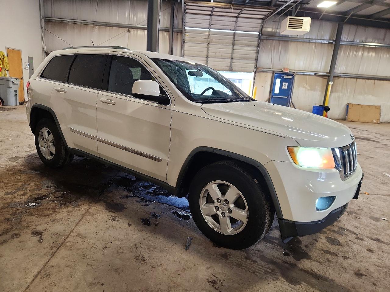 2011 Jeep Grand Cherokee Laredo Белый vin: 1J4RR4GG0BC555128