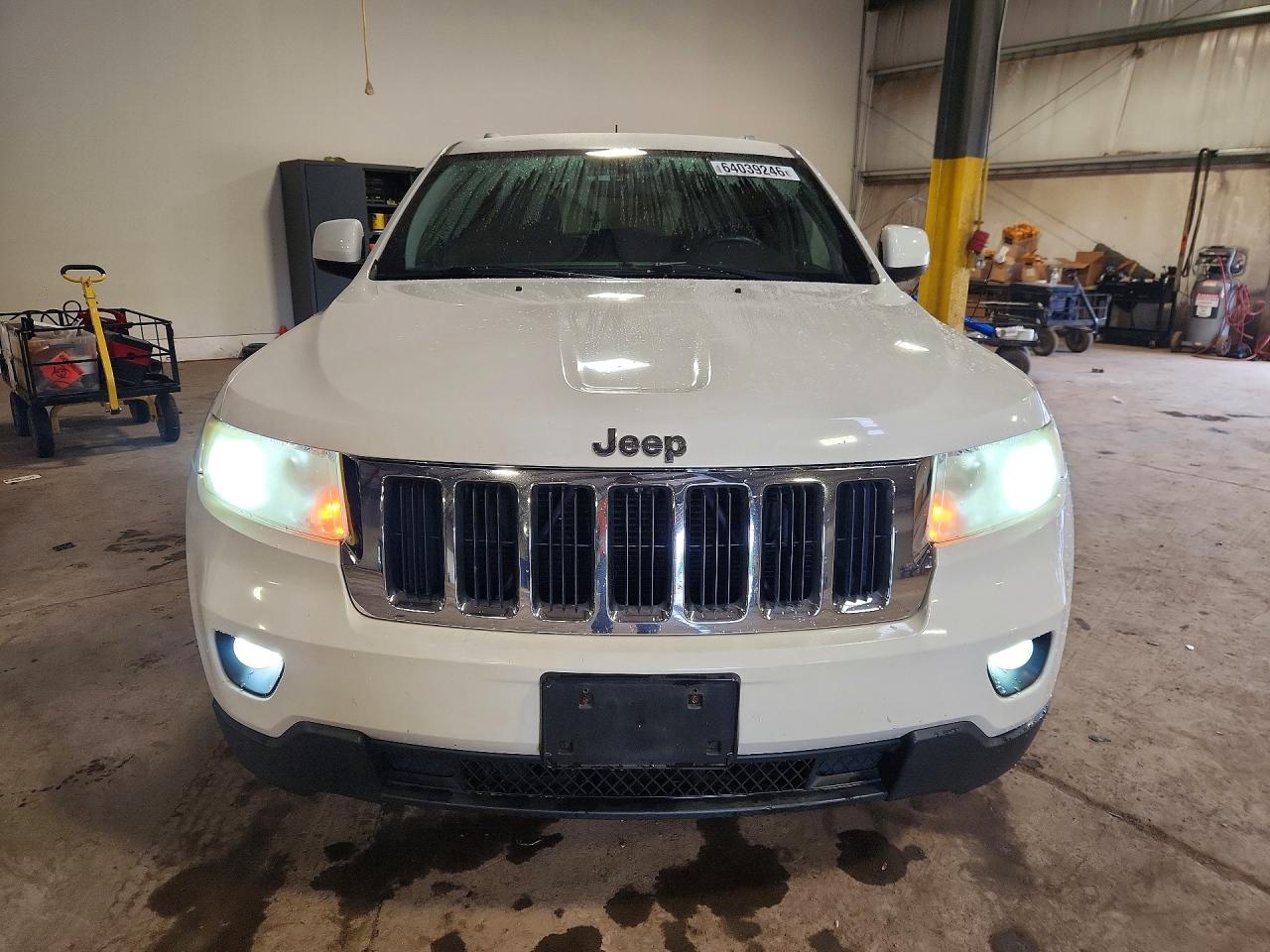 2011 Jeep Grand Cherokee Laredo Белый vin: 1J4RR4GG0BC555128