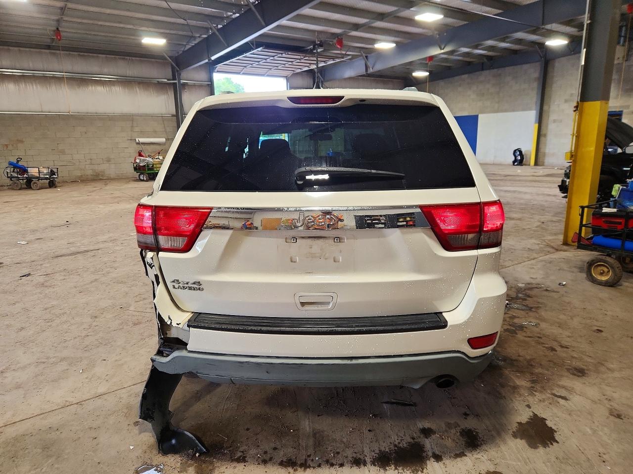 2011 Jeep Grand Cherokee Laredo Белый vin: 1J4RR4GG0BC555128
