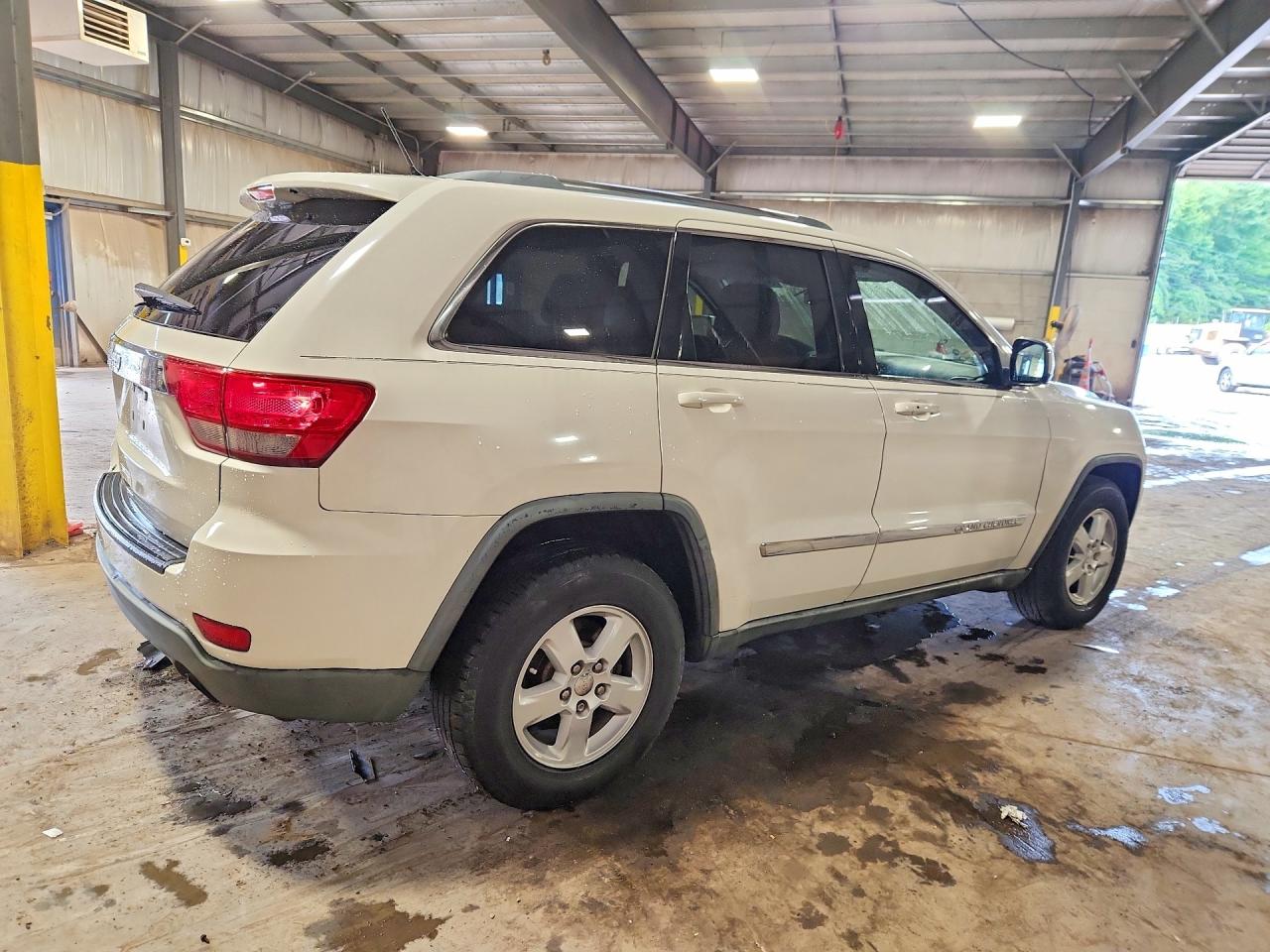 2011 Jeep Grand Cherokee Laredo Белый vin: 1J4RR4GG0BC555128