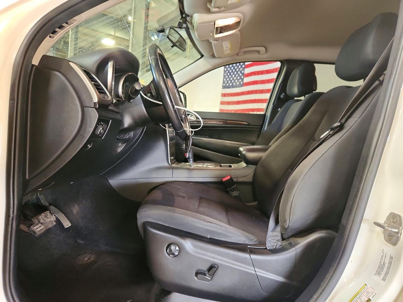 2011 Jeep Grand Cherokee Laredo Белый vin: 1J4RR4GG0BC555128