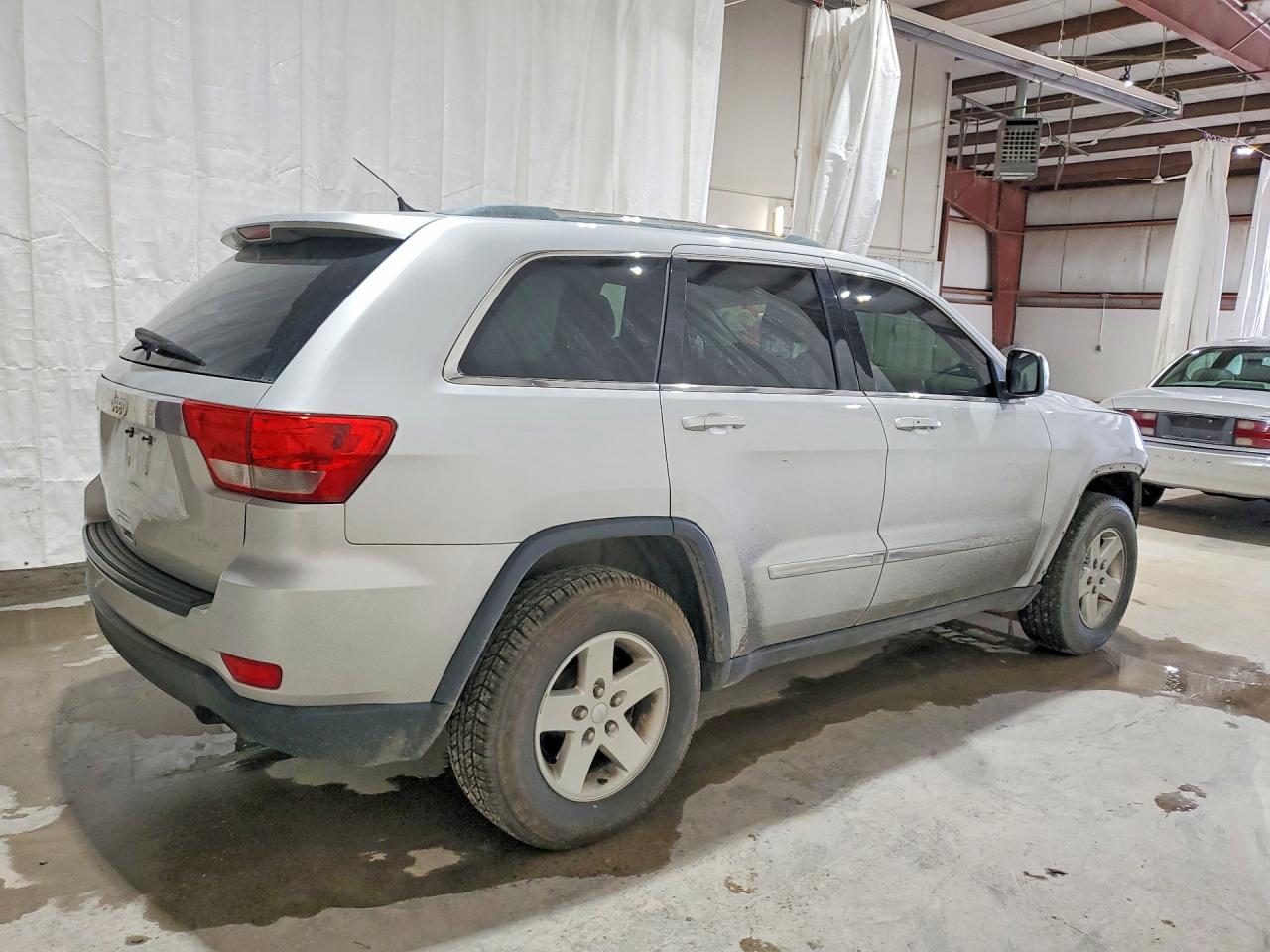 2011 Jeep Grand Cherokee Laredo Silver vin: 1J4RR4GG0BC572463