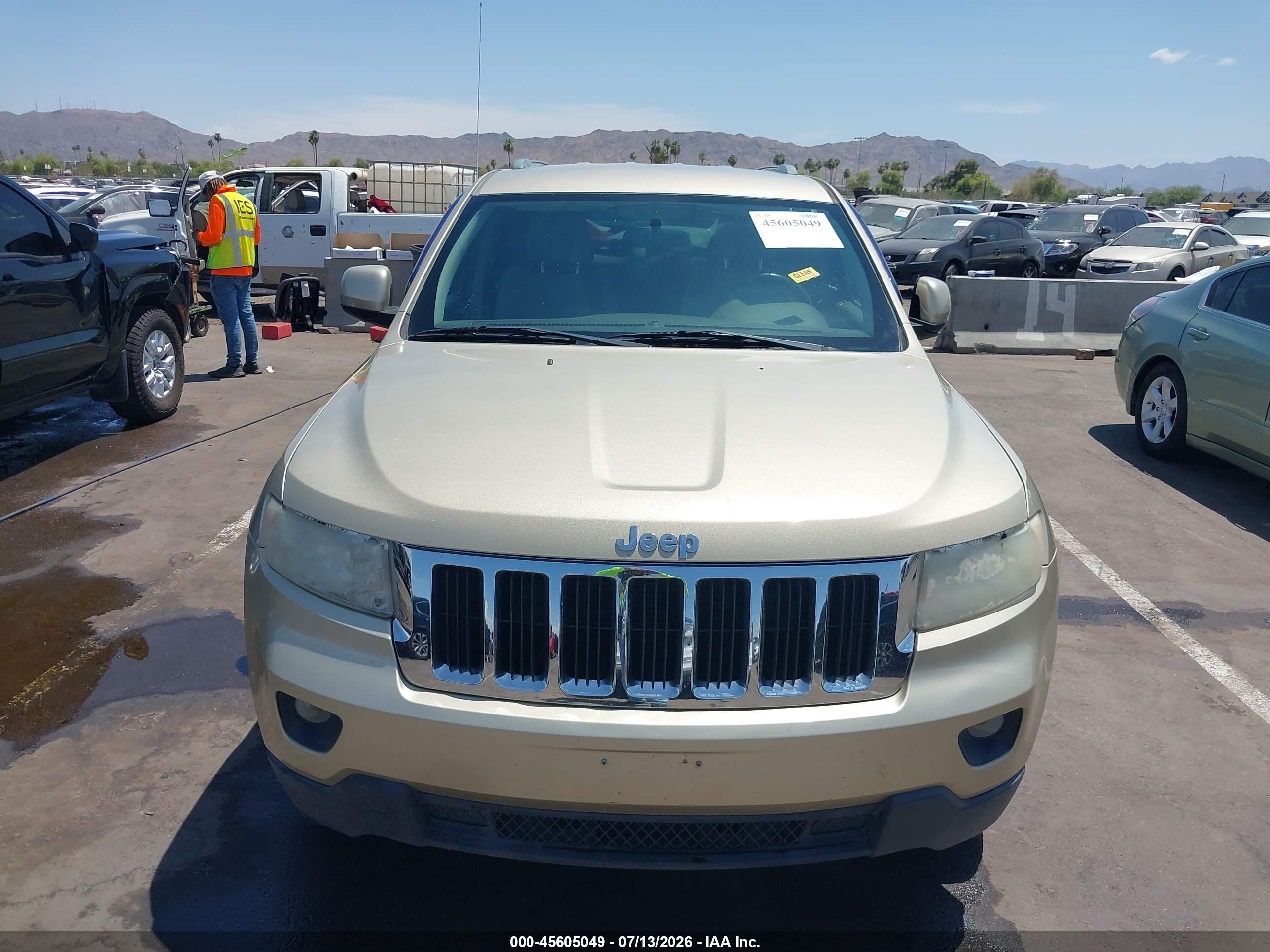 2011 Jeep Grand Cherokee Laredo Beige vin: 1J4RR4GG0BC577162