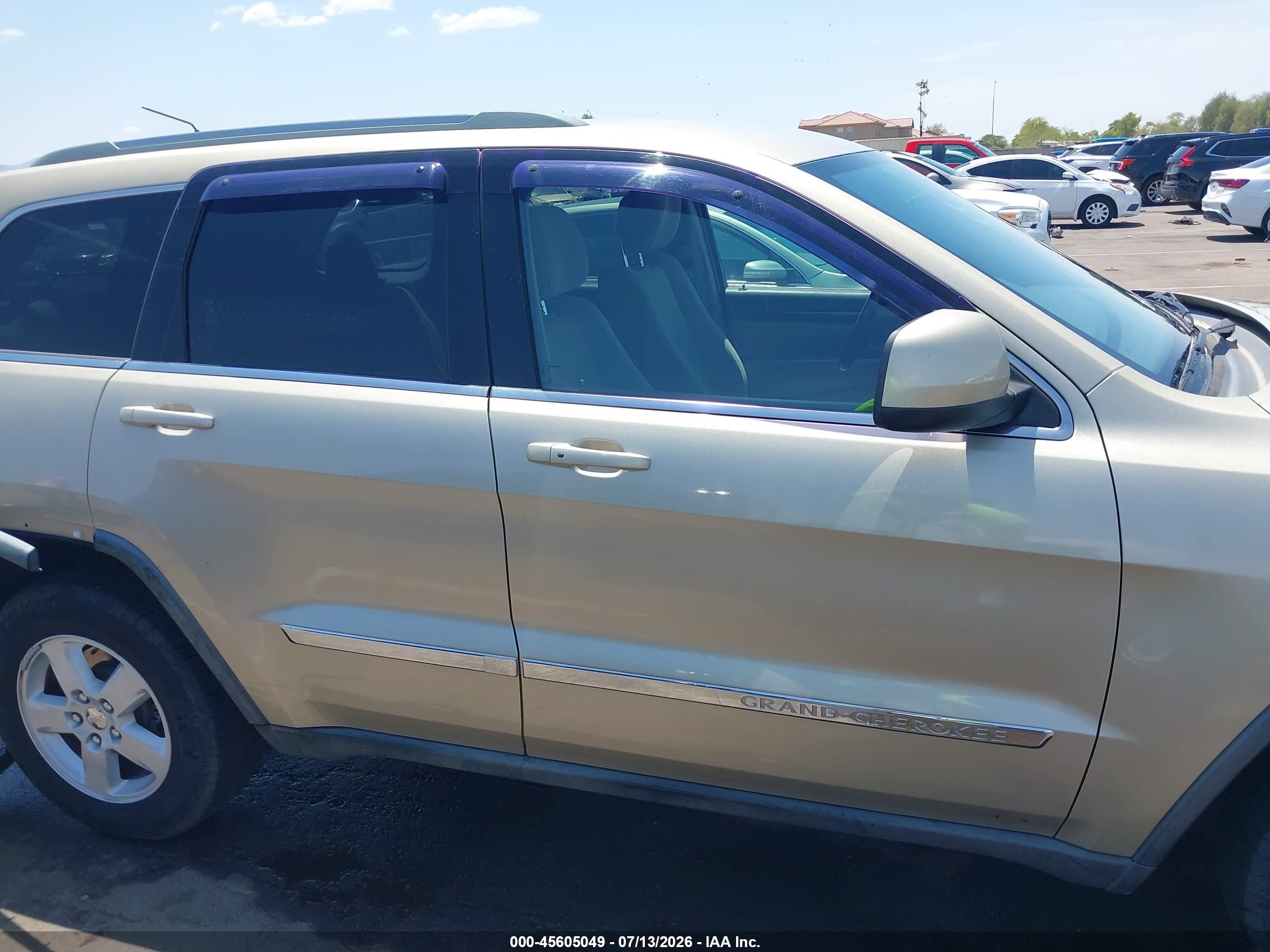 2011 Jeep Grand Cherokee Laredo Beige vin: 1J4RR4GG0BC577162