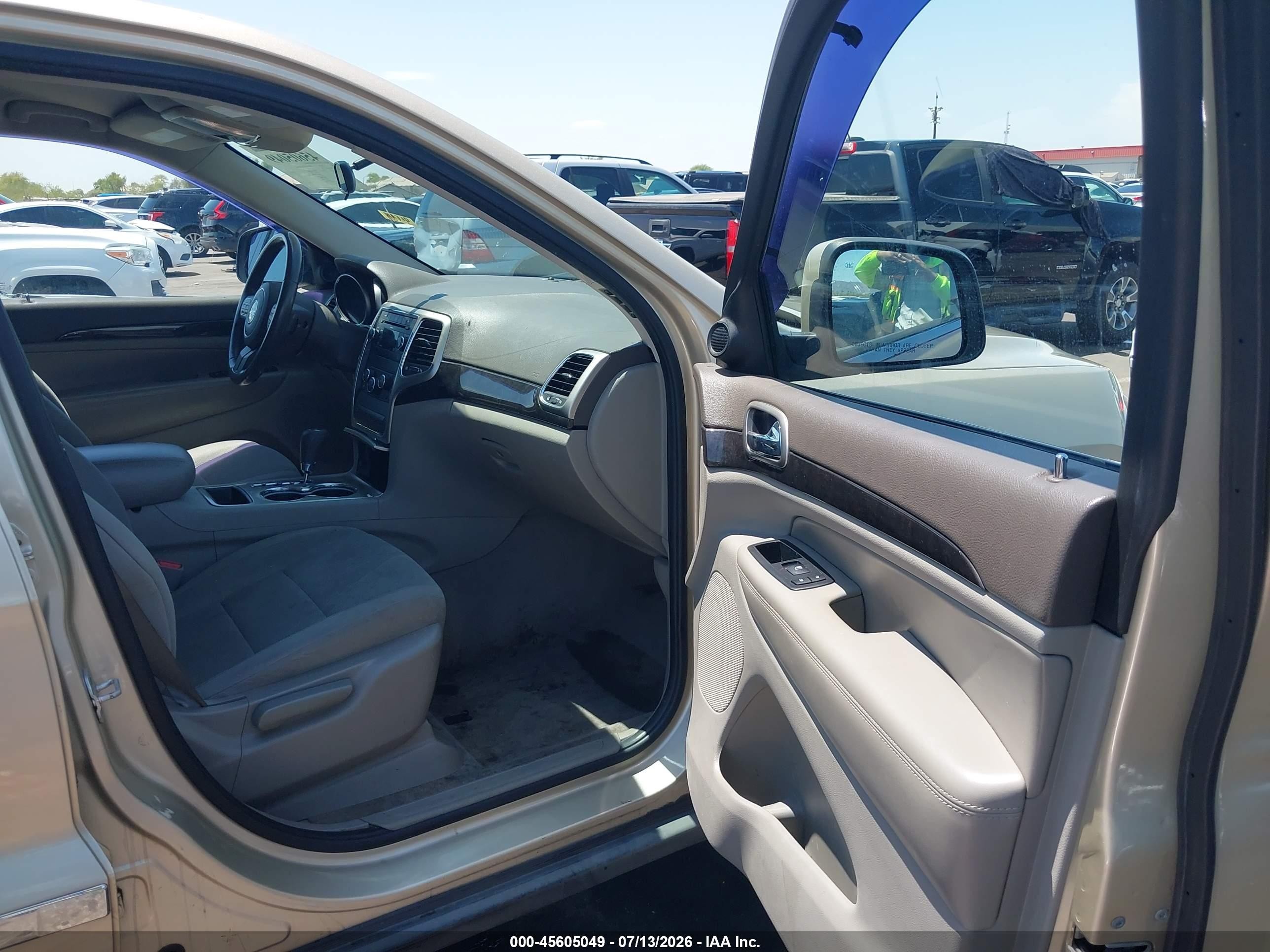 2011 Jeep Grand Cherokee Laredo Beige vin: 1J4RR4GG0BC577162