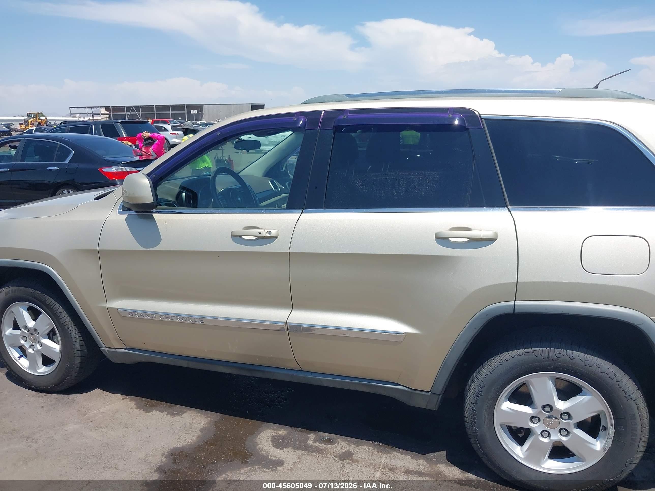 2011 Jeep Grand Cherokee Laredo Beige vin: 1J4RR4GG0BC577162