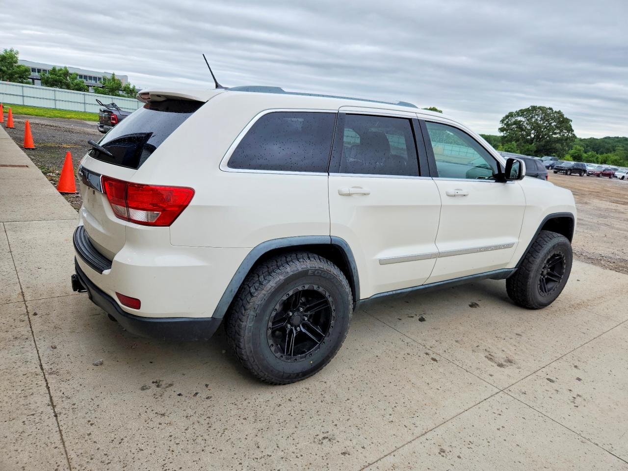 2011 Jeep Grand Cherokee Laredo White vin: 1J4RR4GG0BC582054