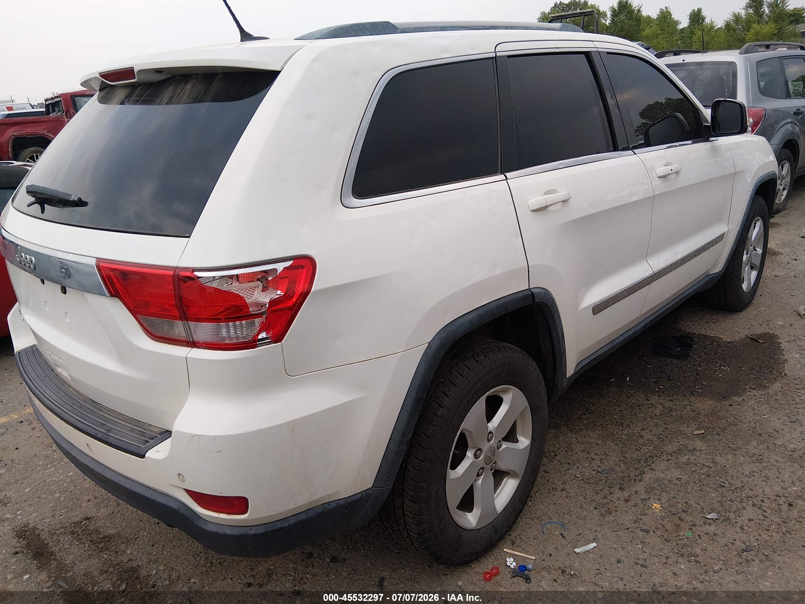 2011 Jeep Grand Cherokee Laredo Белый vin: 1J4RR4GG0BC703584