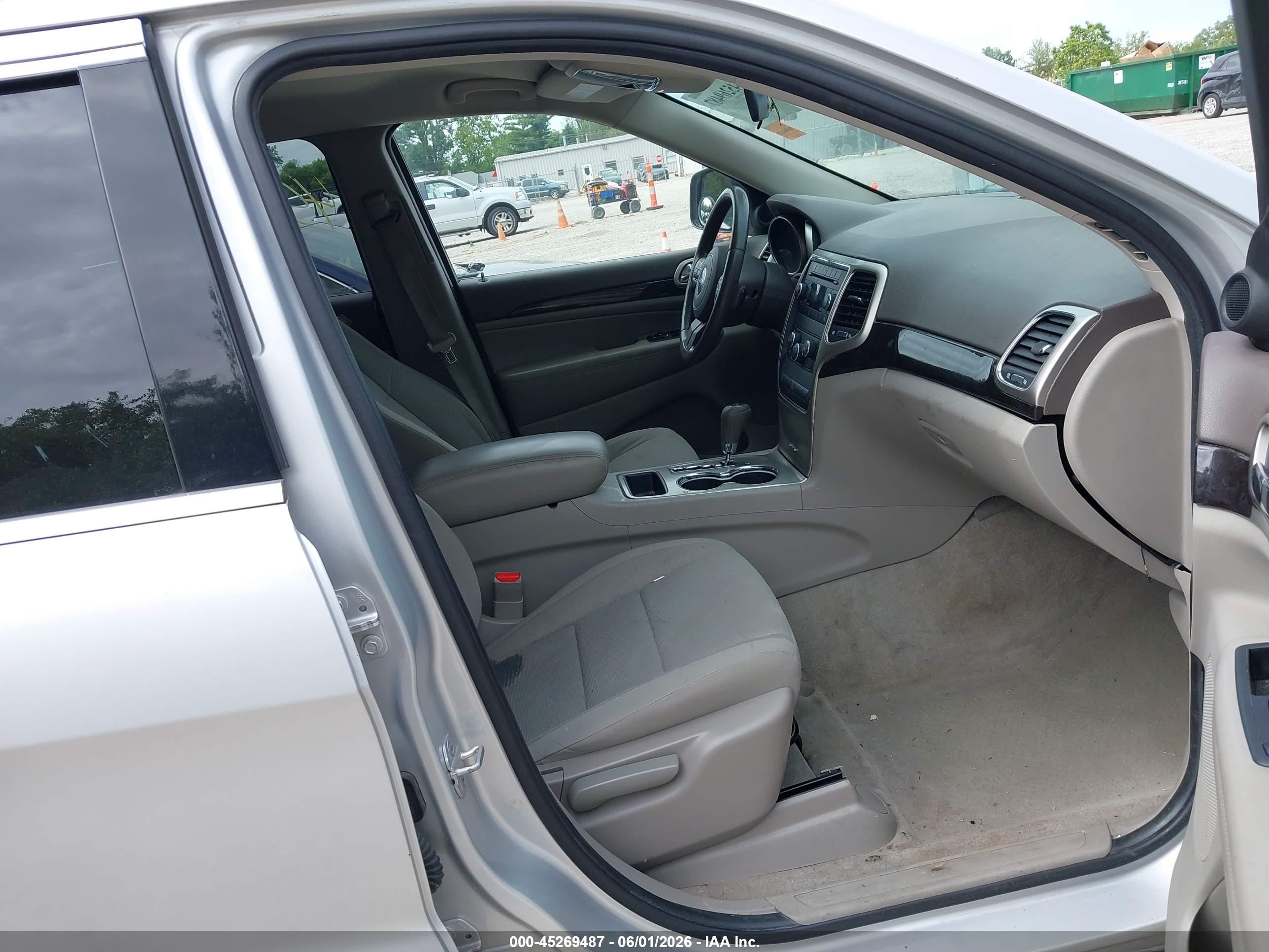 2011 Jeep Grand Cherokee Laredo Silver vin: 1J4RR4GG1BC518556