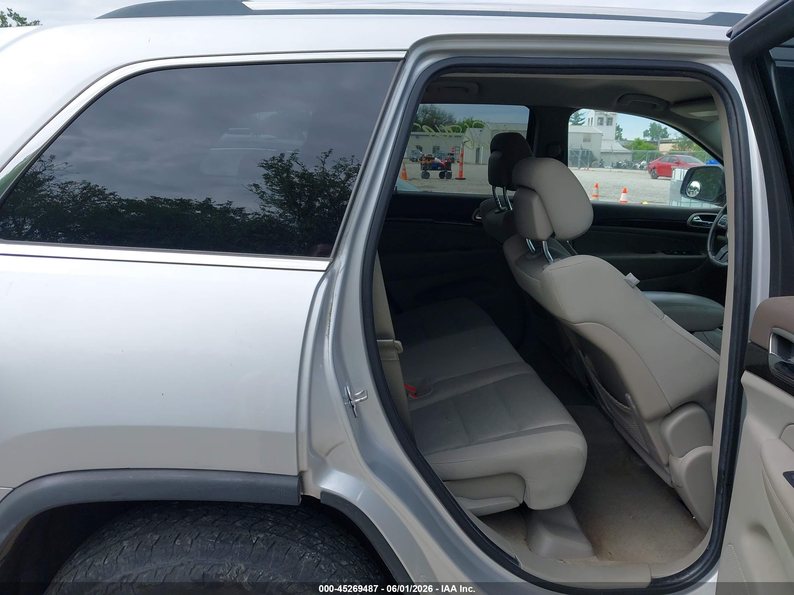 2011 Jeep Grand Cherokee Laredo Silver vin: 1J4RR4GG1BC518556