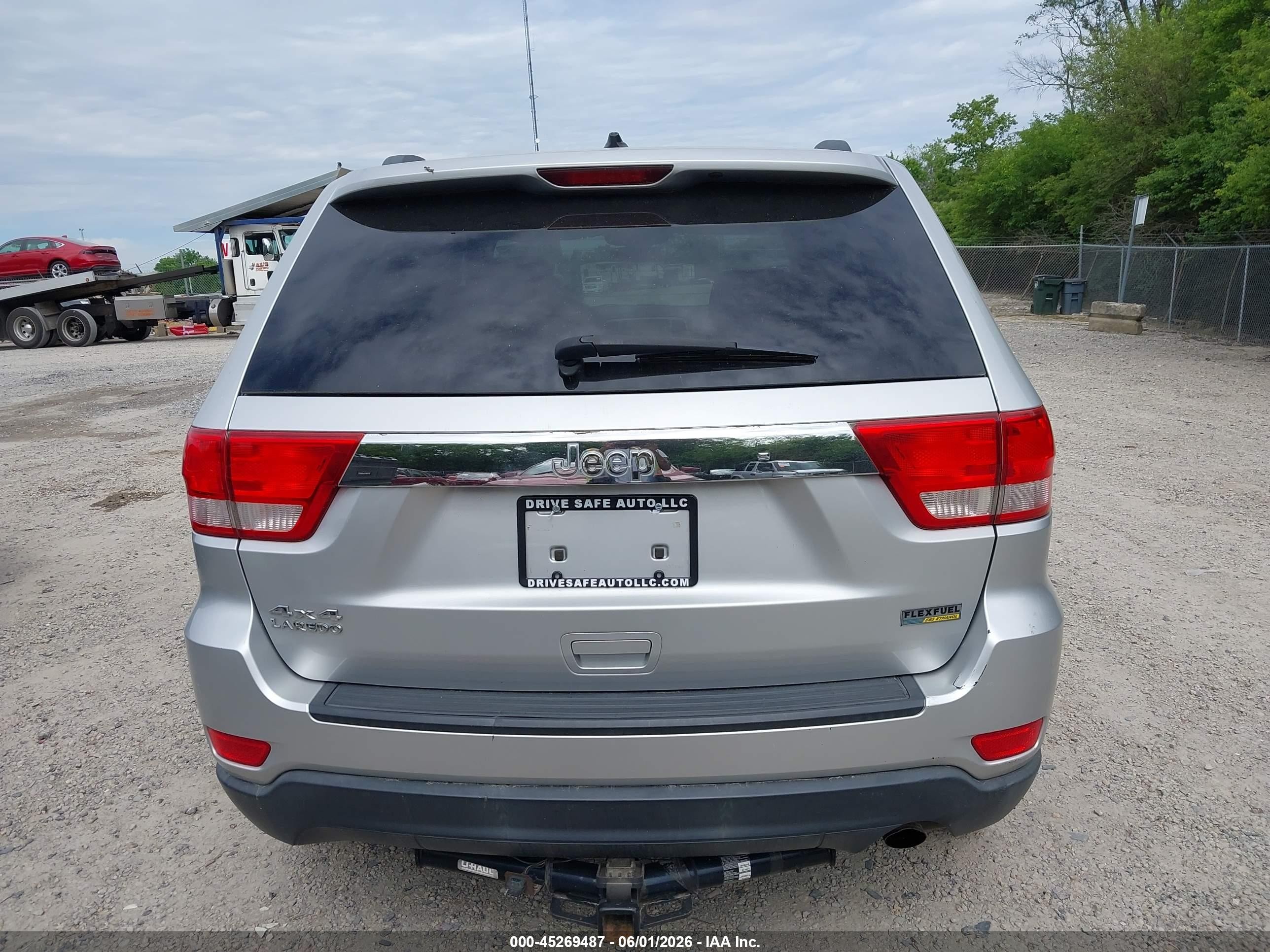 2011 Jeep Grand Cherokee Laredo Silver vin: 1J4RR4GG1BC518556