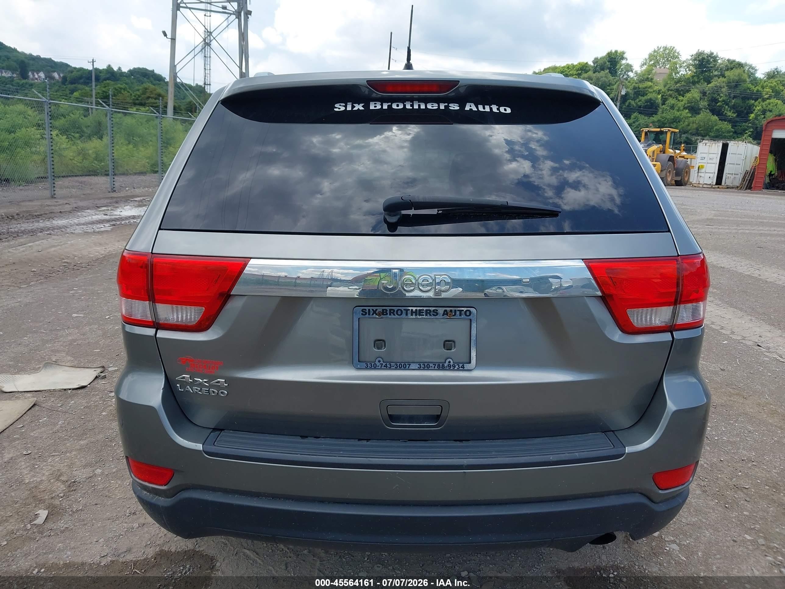 2011 Jeep Grand Cherokee Laredo Gray vin: 1J4RR4GG1BC576845