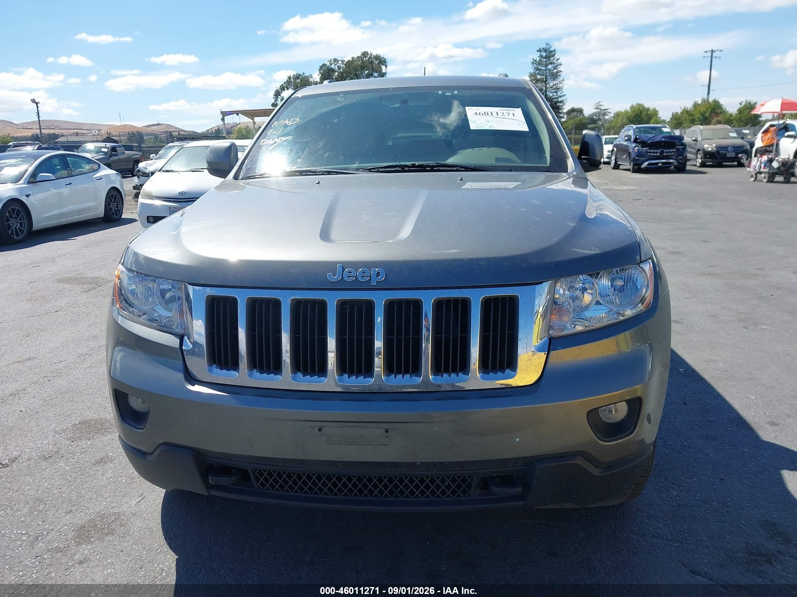 2011 Jeep Grand Cherokee Laredo Gray vin: 1J4RR4GG1BC614607