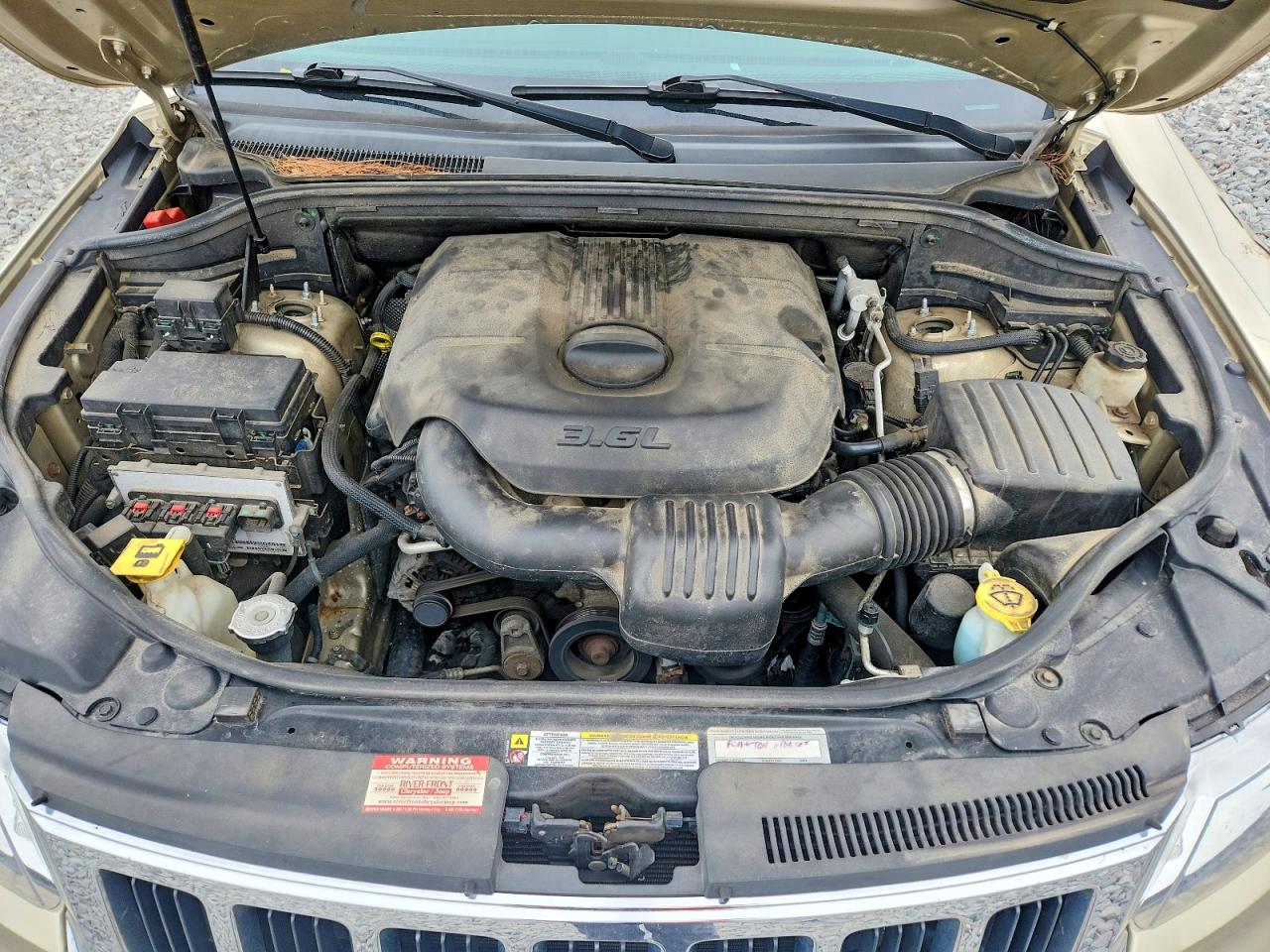 2011 Jeep Grand Cherokee Laredo Beige vin: 1J4RR4GG2BC557849