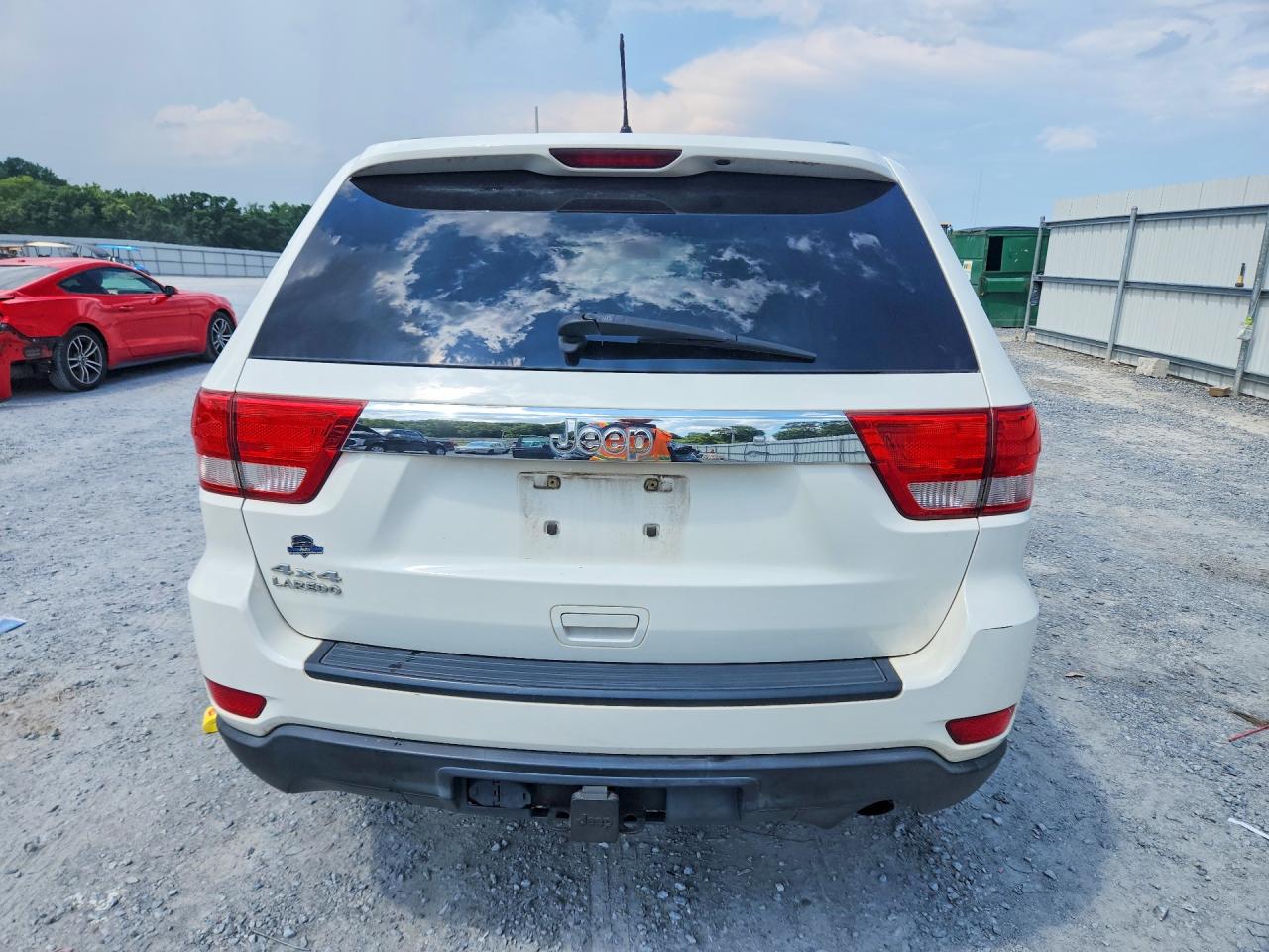 2011 Jeep Grand Cherokee Laredo White vin: 1J4RR4GG2BC567538